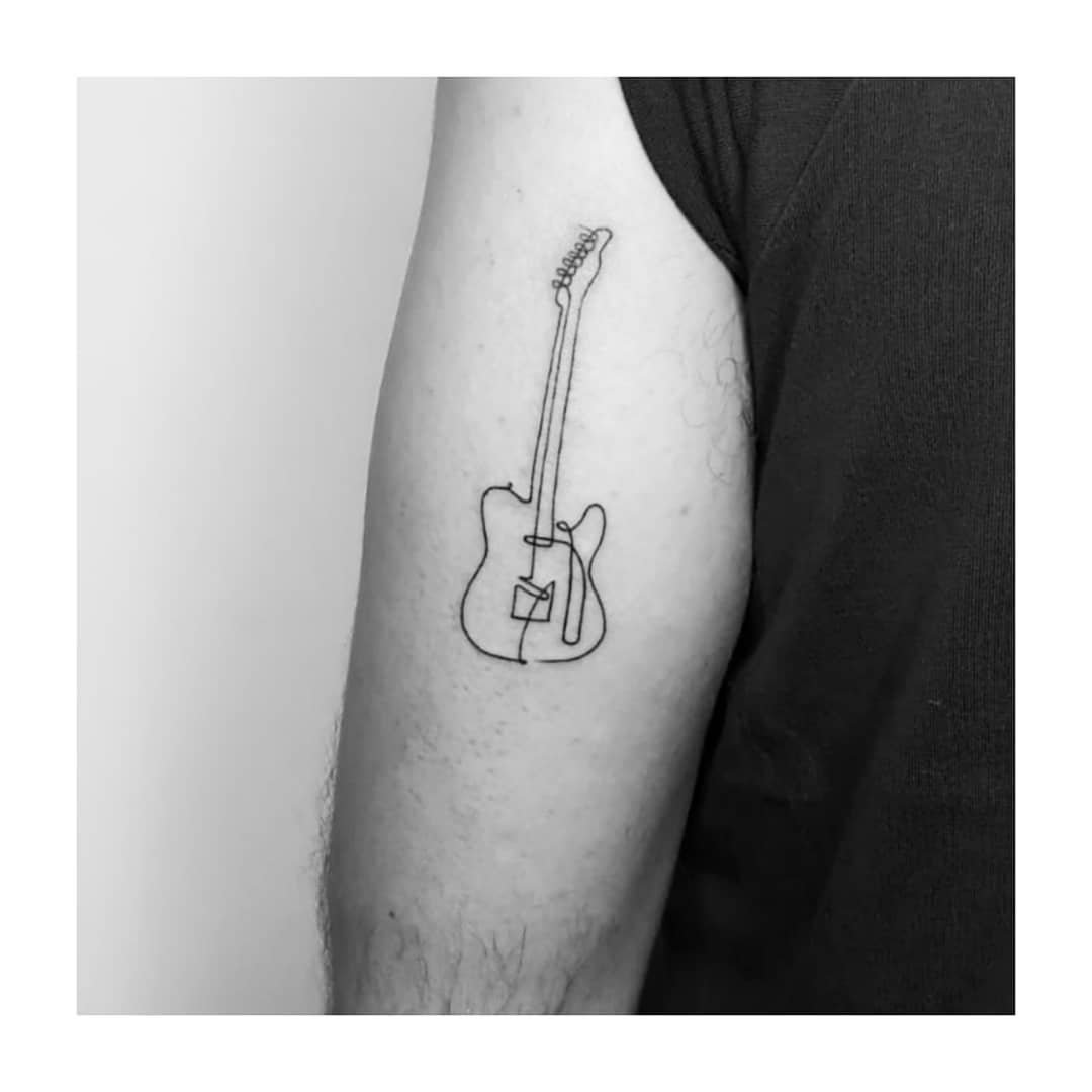 Tatuaje de diseño en brazo, línea fina Sinkply Madrid