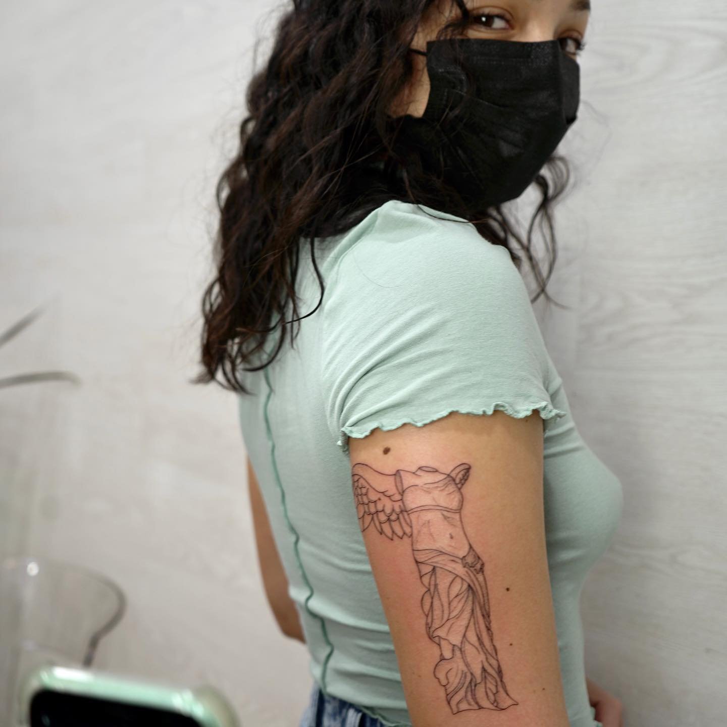 Tatuaje de diseño en brazo, línea fina Sinkply Madrid