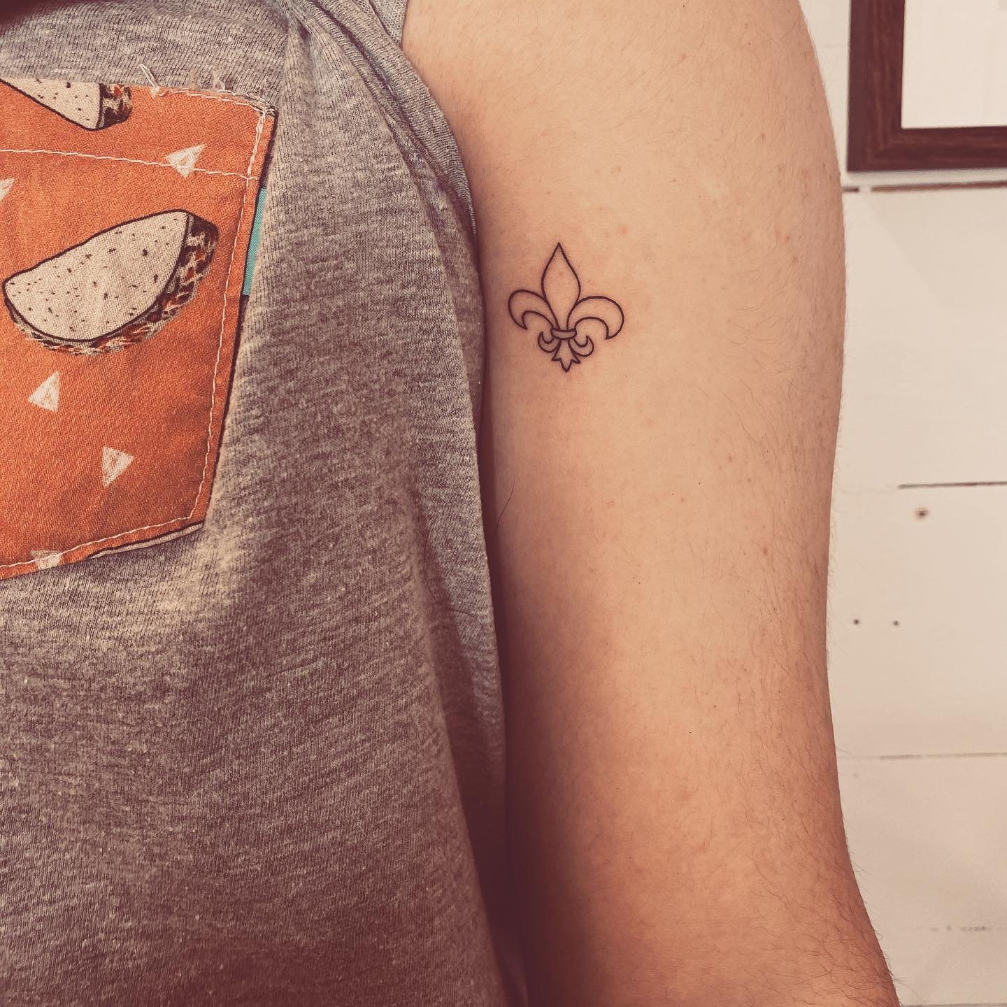 Tatuaje de diseño en brazo, línea fina Sinkply Madrid