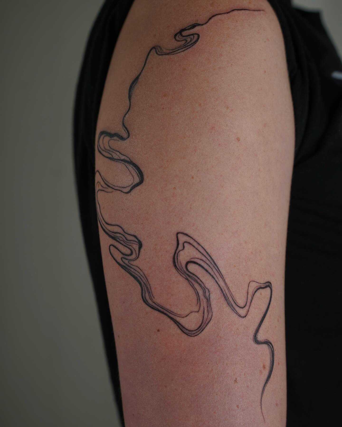 Tatuaje de diseño en brazo, línea fina Sinkply Madrid
