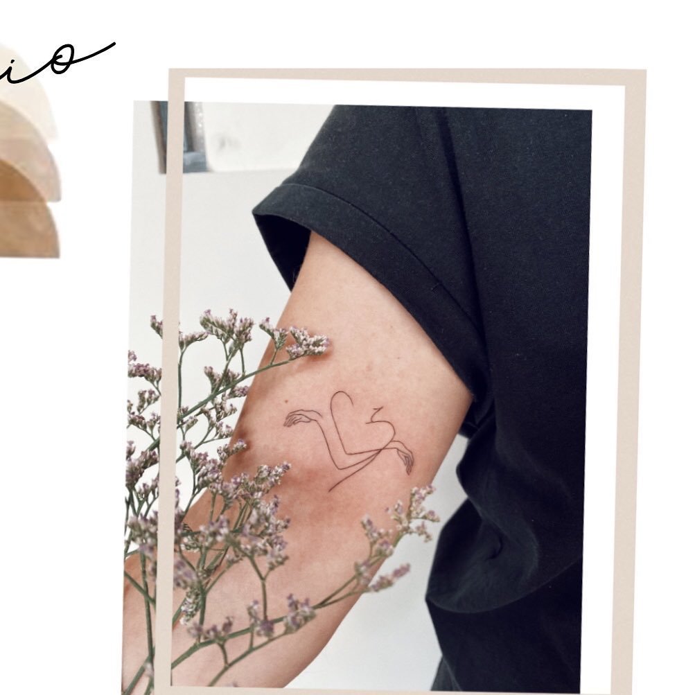 Tatuaje de diseño en brazo, línea fina Sinkply Madrid