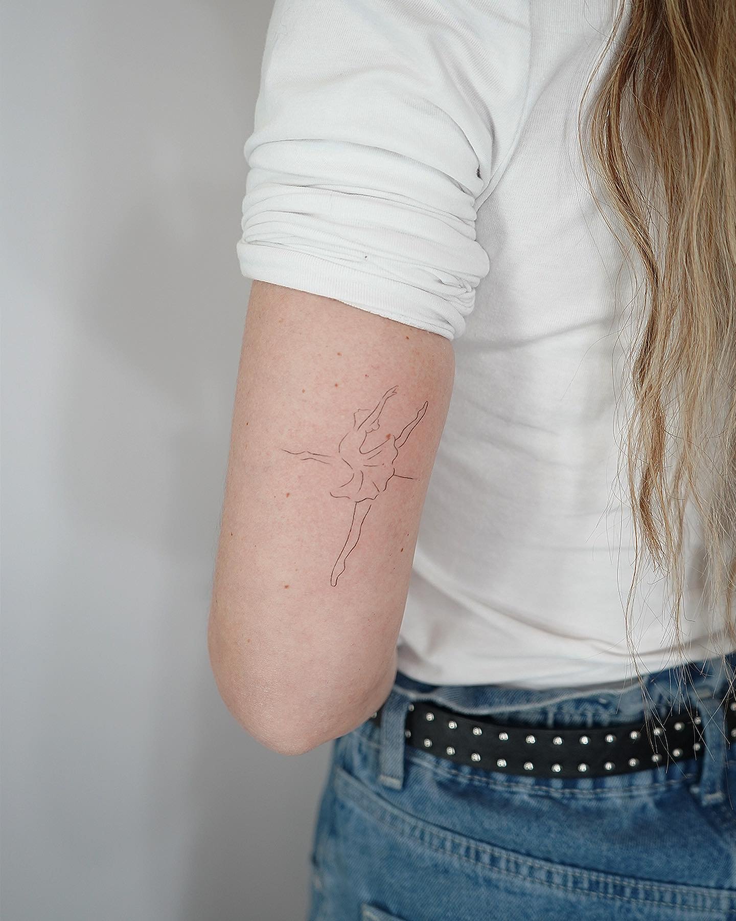 Tatuaje de diseño en brazo, línea fina Sinkply Madrid