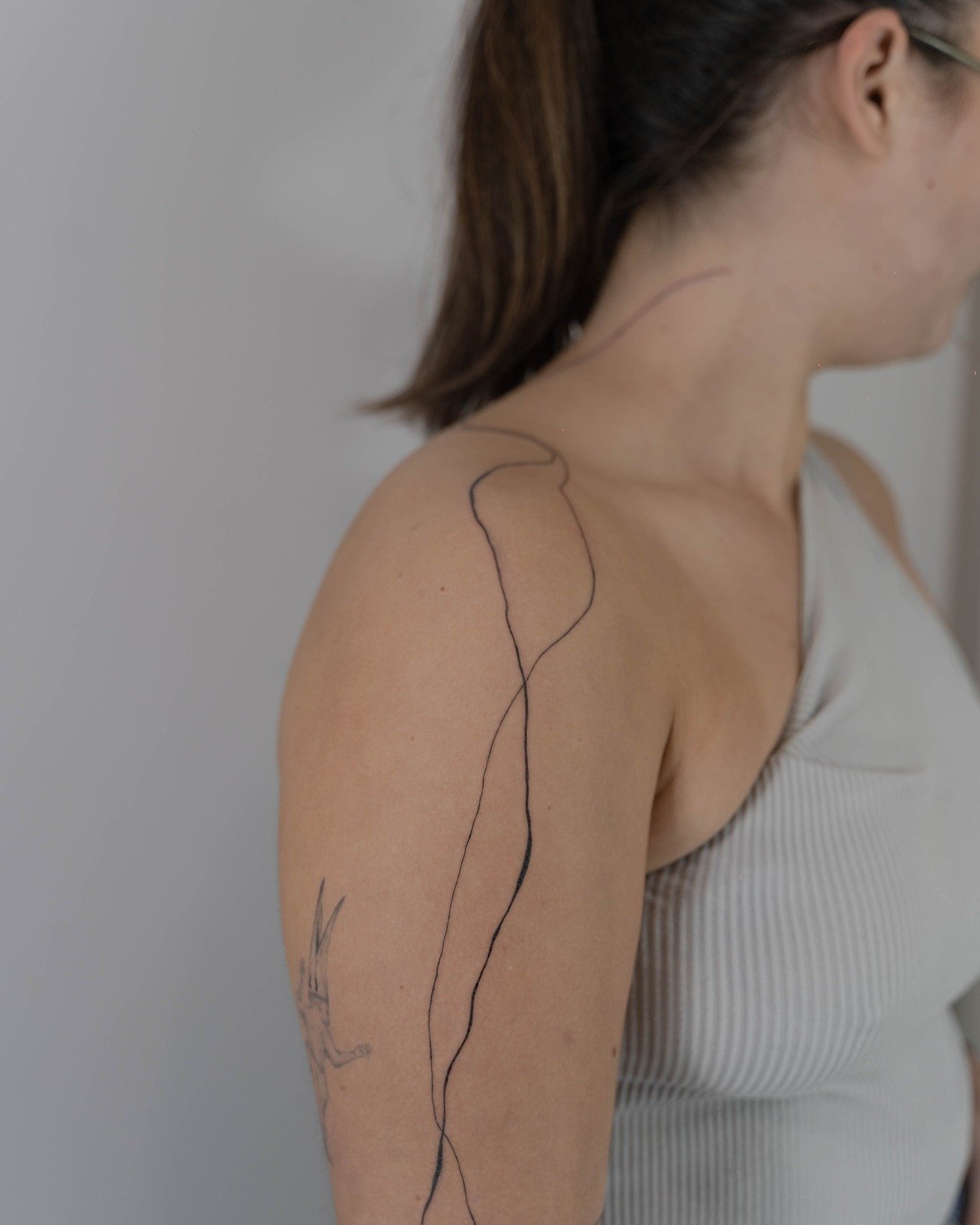 Tatuaje de diseño en brazo, línea fina Sinkply Madrid