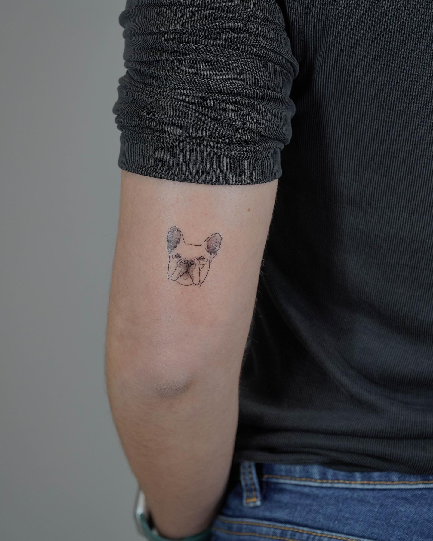 Tatuaje de diseño en brazo, línea fina Sinkply Madrid