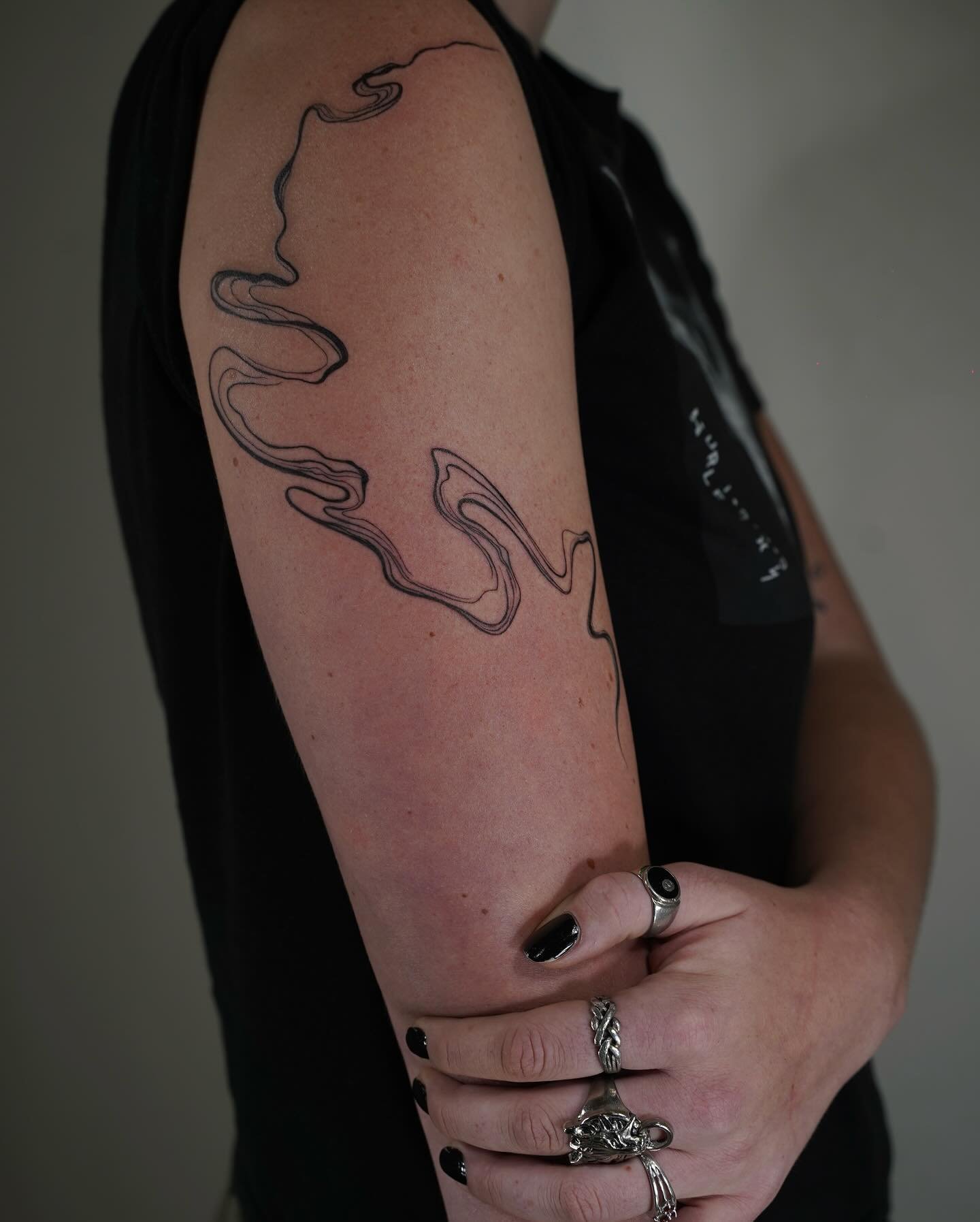 Tatuaje de diseño en brazo, línea fina Sinkply Madrid