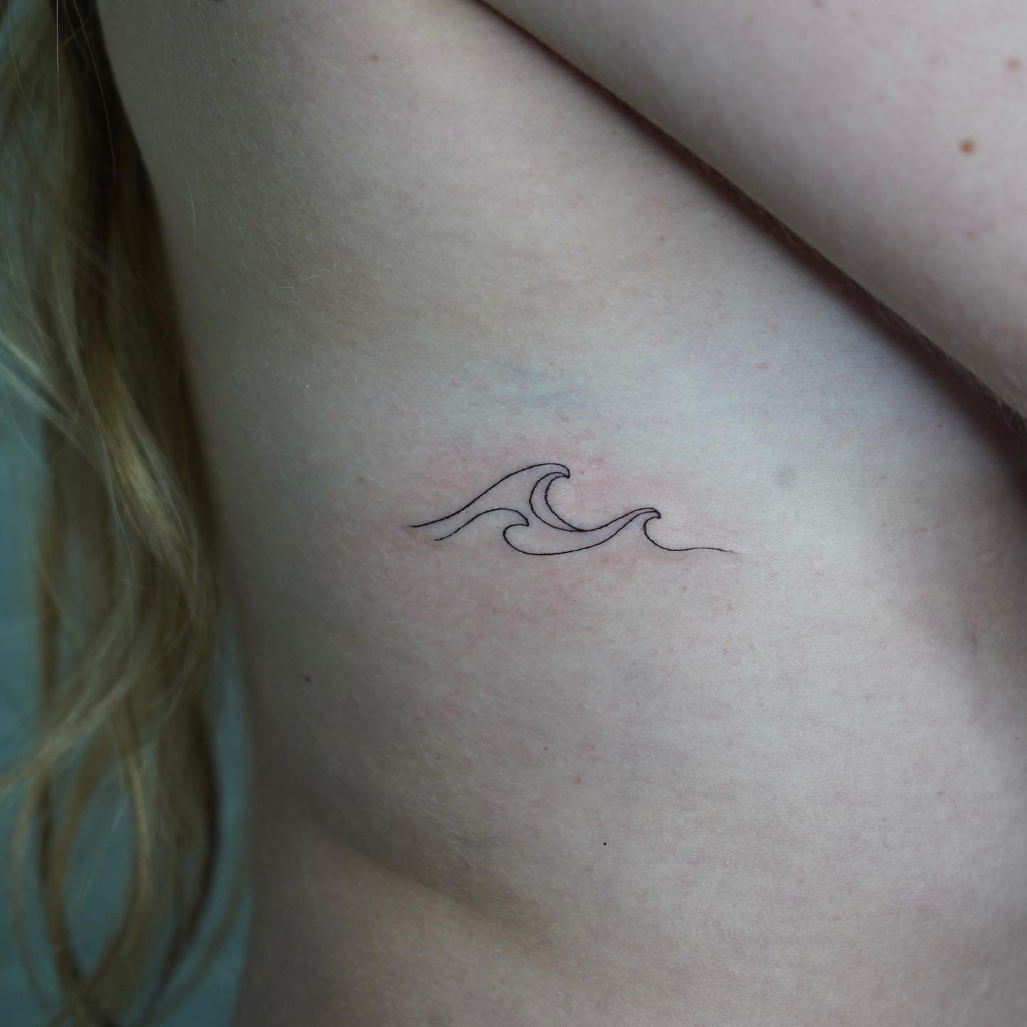 Tatuaje de diseño en clavicula, línea fina Sinkply Madrid
