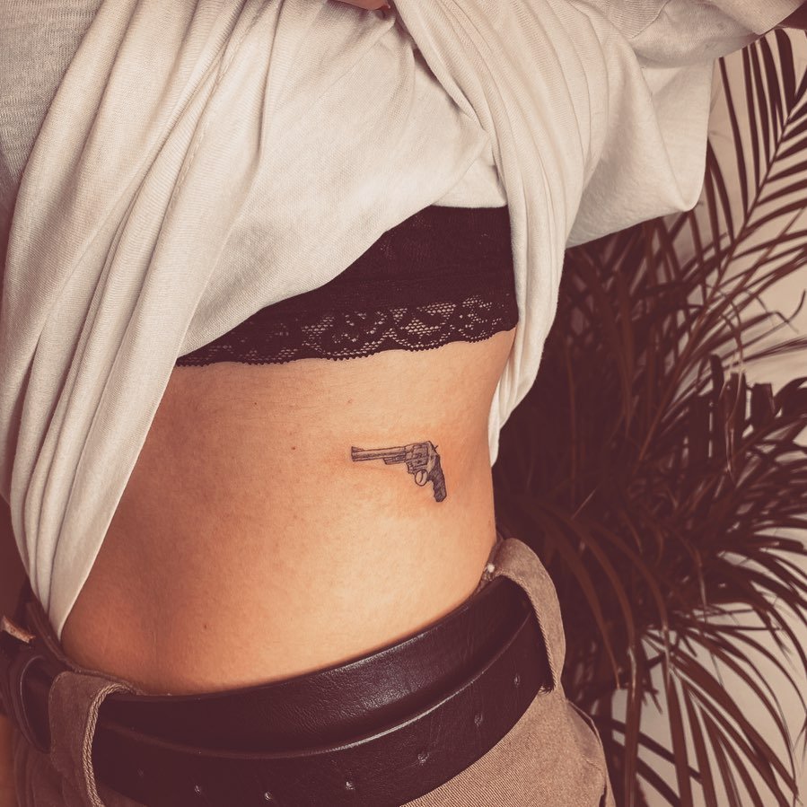 Tatuaje de diseño en costilla, línea fina Sinkply Madrid