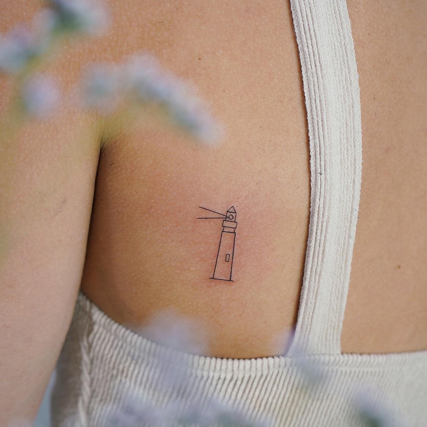 Tatuaje de diseño en costilla, línea fina Sinkply Madrid