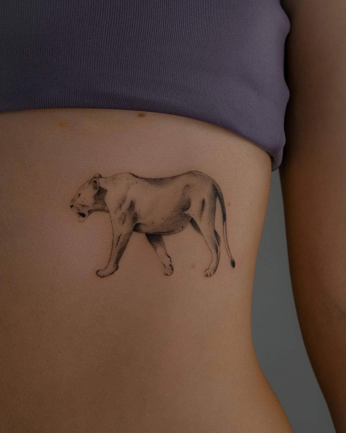 Tatuaje de diseño en costilla, línea fina Sinkply Madrid