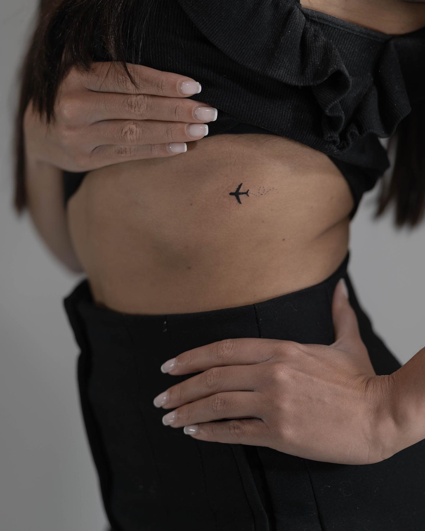 Tatuaje de diseño en costilla, línea fina Sinkply Madrid