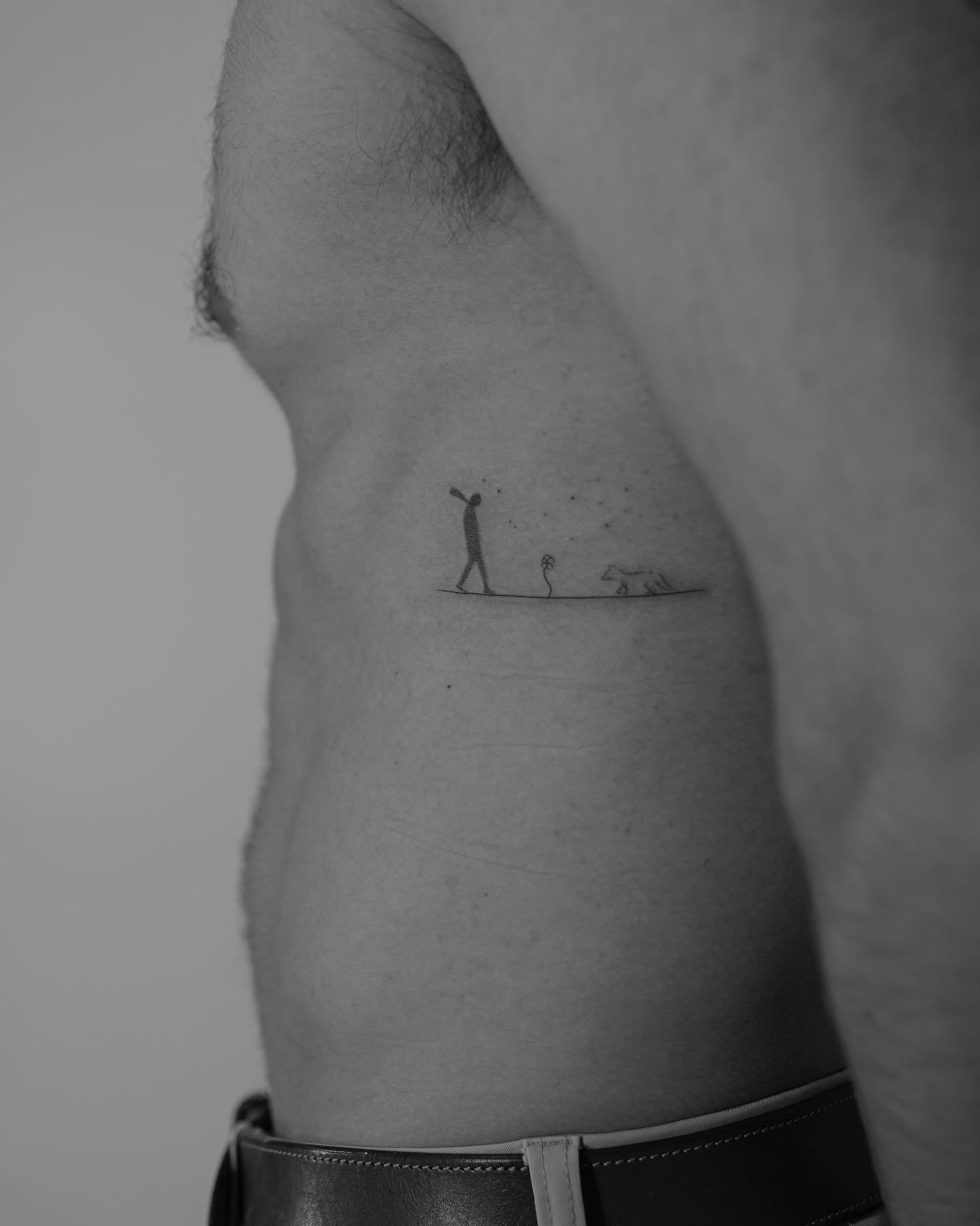 Tatuaje de diseño en costilla, línea fina Sinkply Madrid