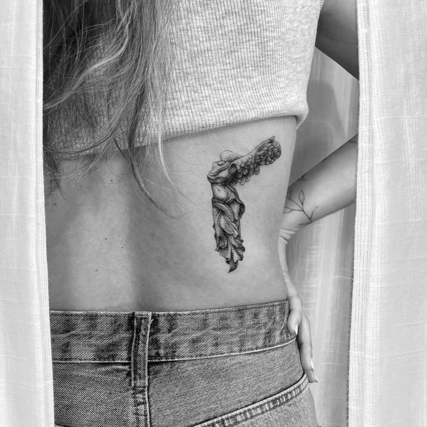 Tatuaje de diseño en costilla, línea fina Sinkply Madrid