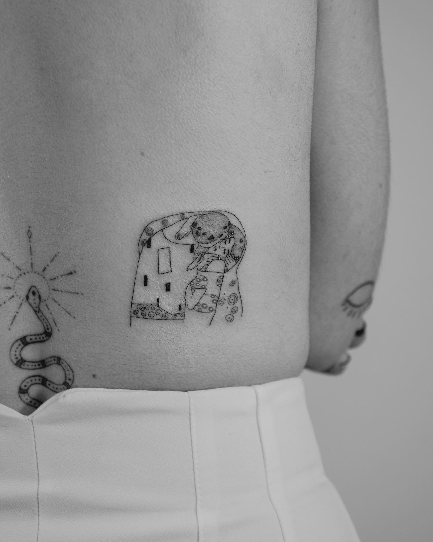 Tatuaje de diseño en costilla, línea fina Sinkply Madrid