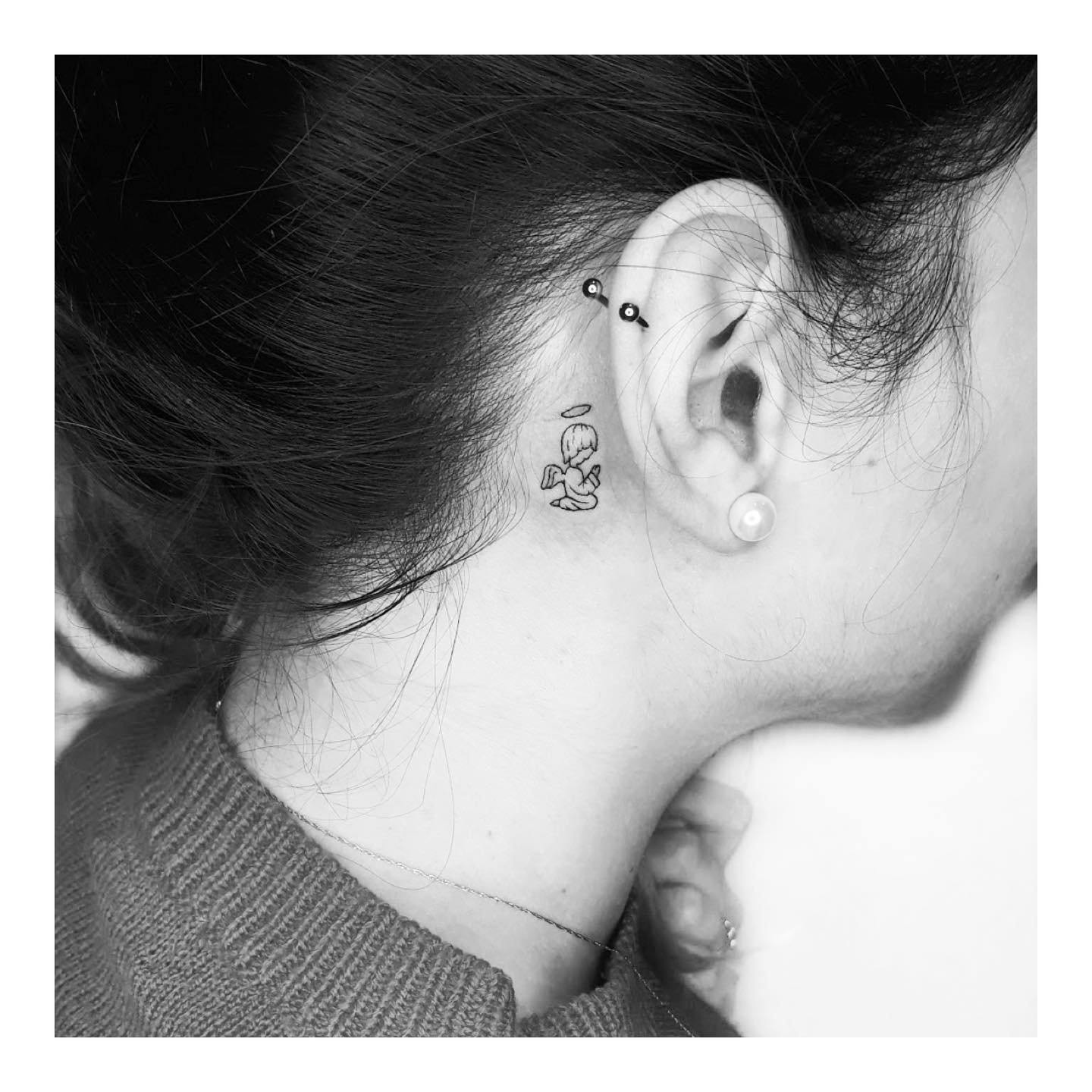 Tatuaje de diseño en cuello, línea fina Sinkply Madrid