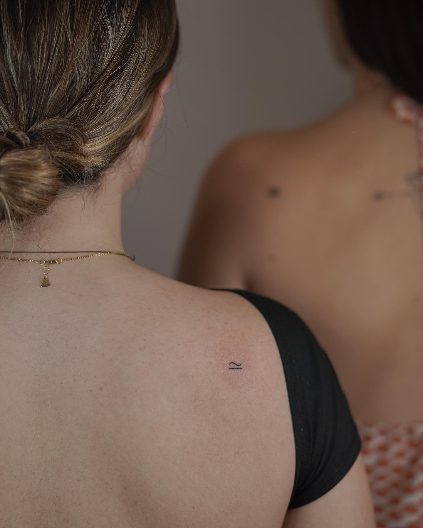 Tatuaje de diseño en cuello, línea fina Sinkply Madrid