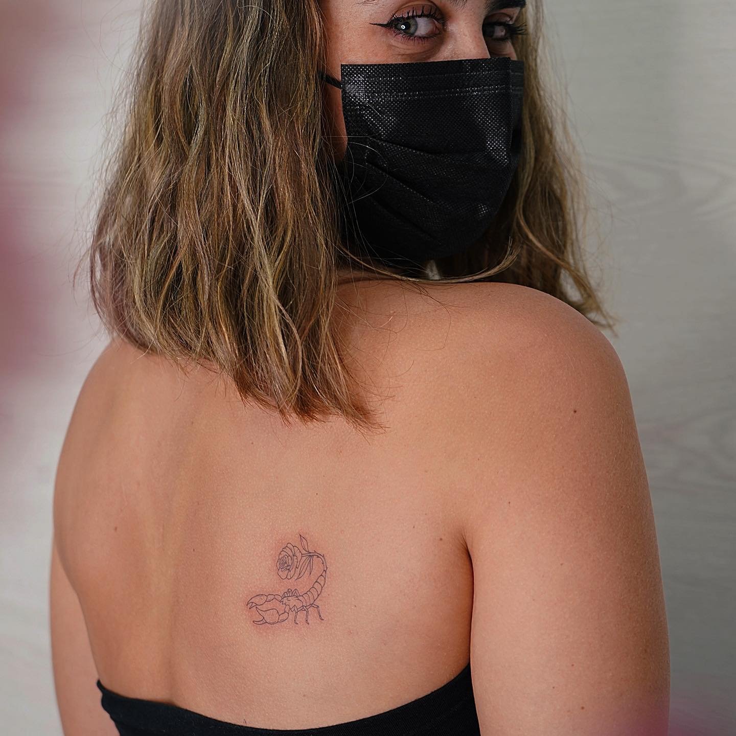 Tatuaje de diseño en espalda, línea fina Sinkply Madrid