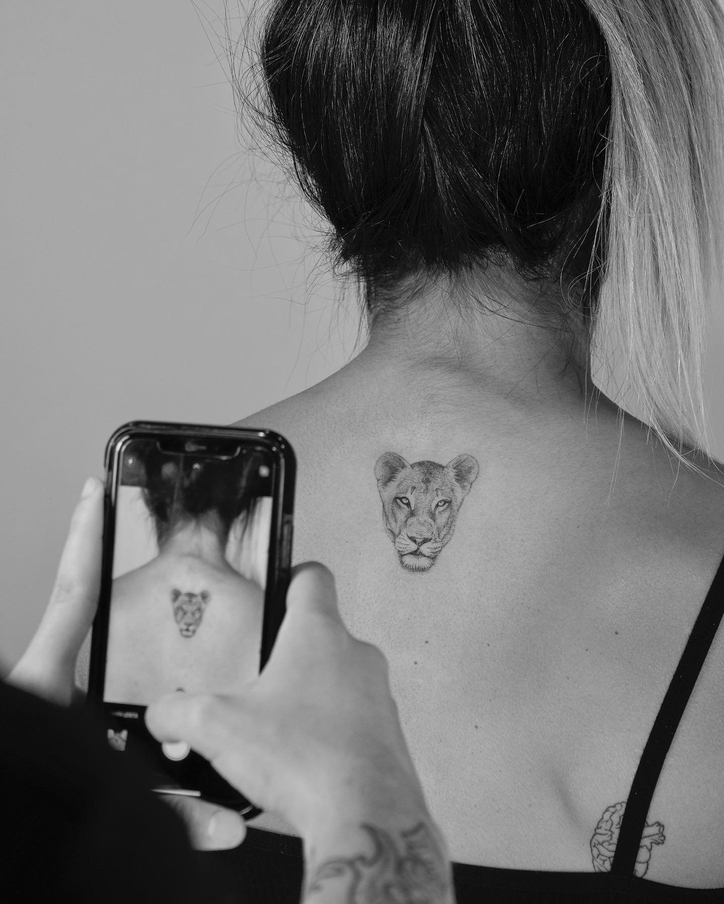 Tatuaje de diseño en espalda, línea fina Sinkply Madrid