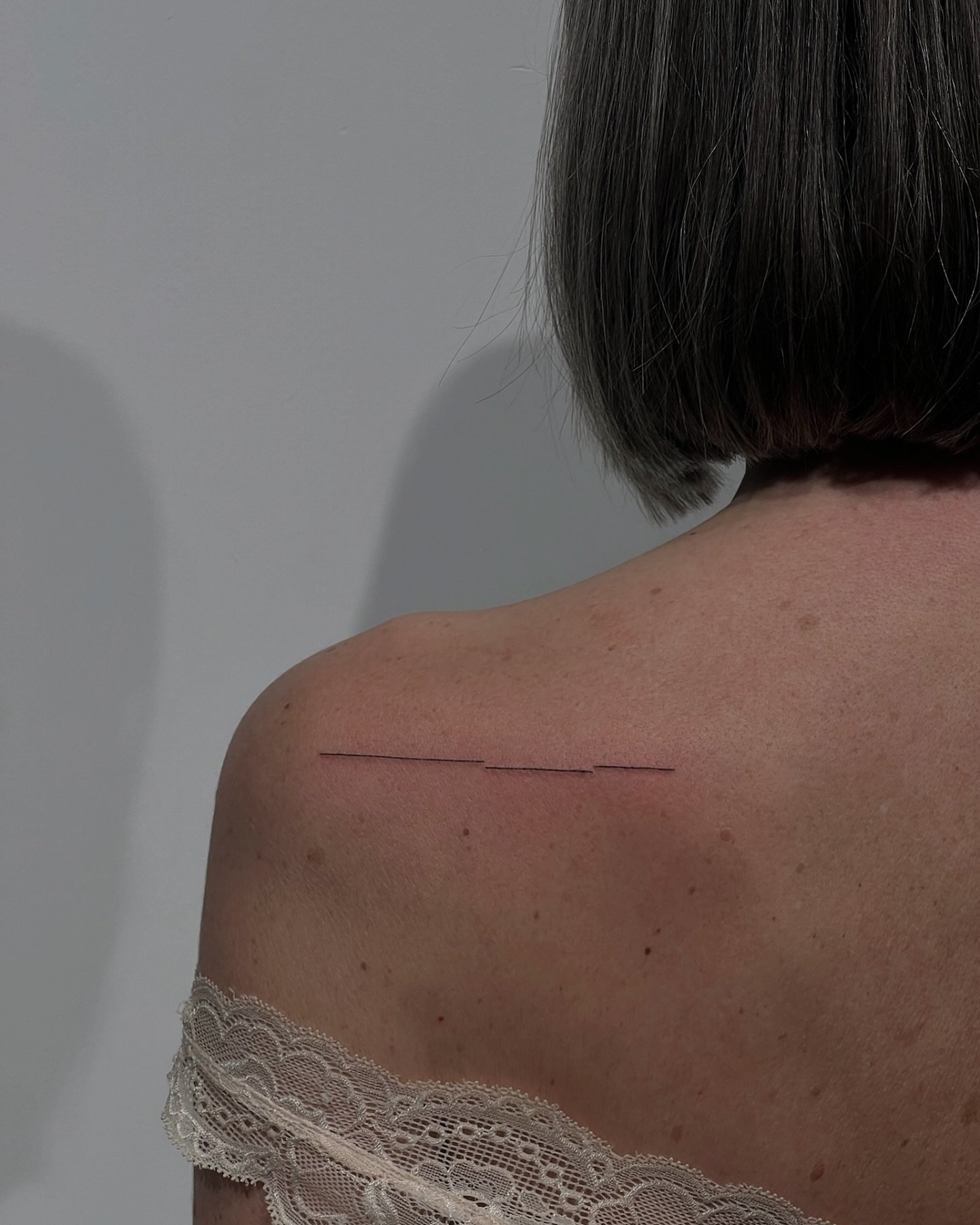 Tatuaje de diseño en espalda, línea fina Sinkply Madrid