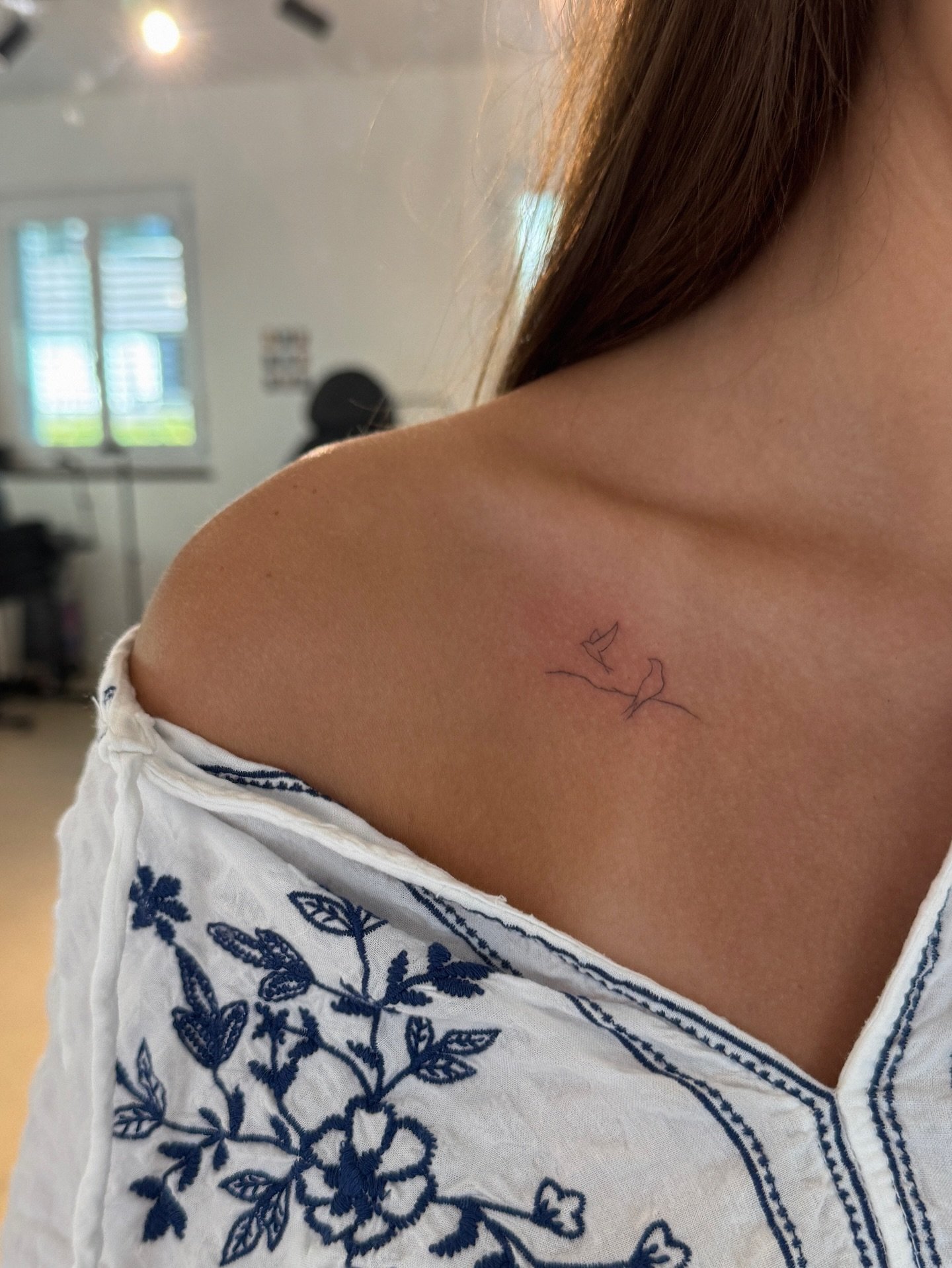 Tatuaje de diseño en espalda, línea fina Sinkply Madrid