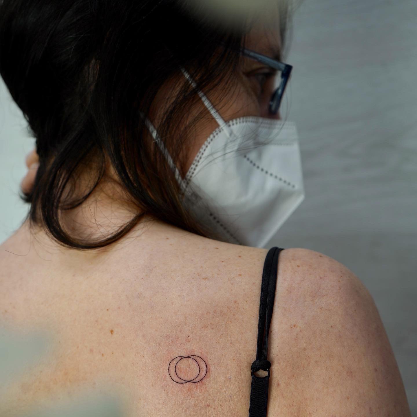 Tatuaje de diseño en espalda, línea fina Sinkply Madrid