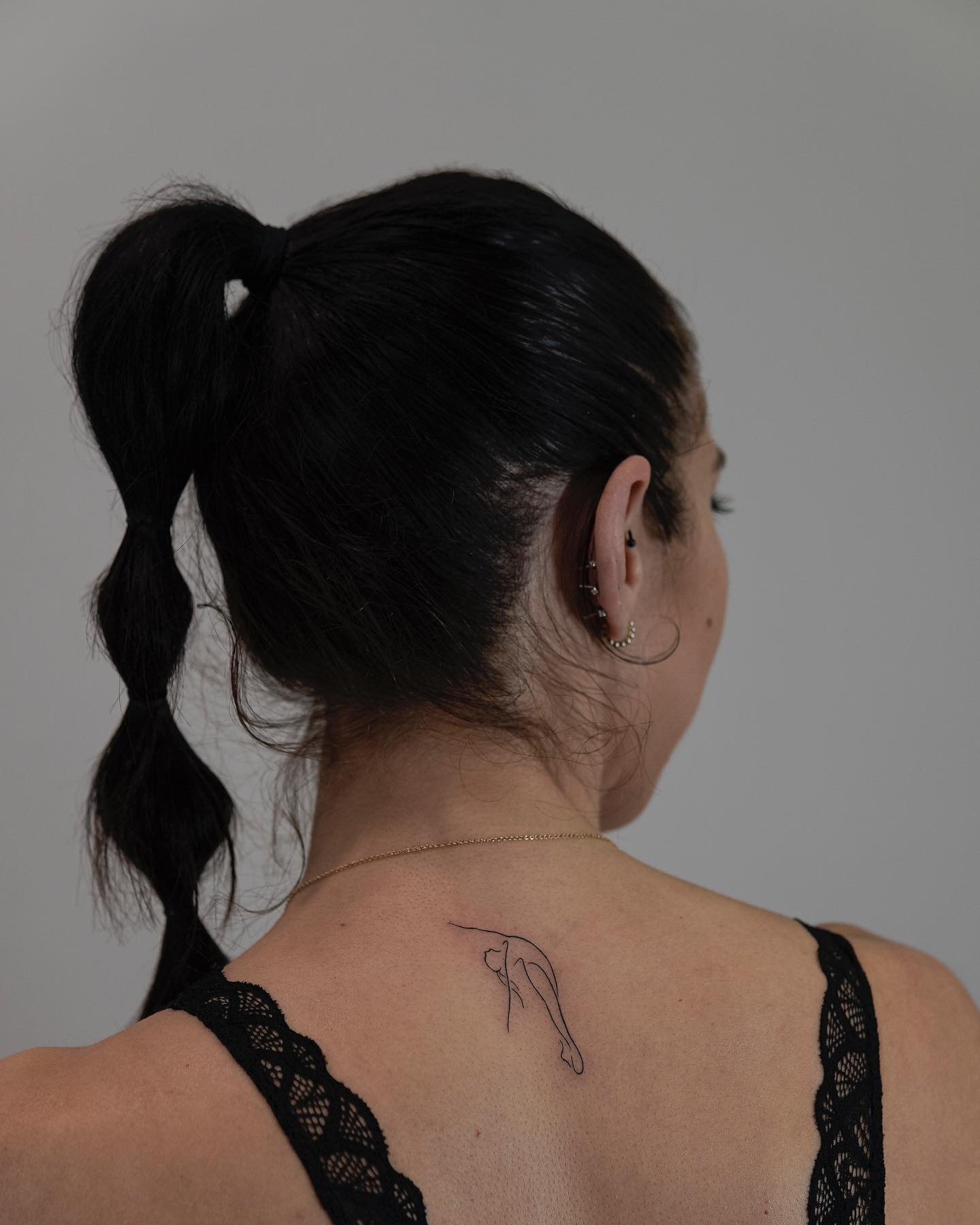 Tatuaje de diseño en espalda, línea fina Sinkply Madrid