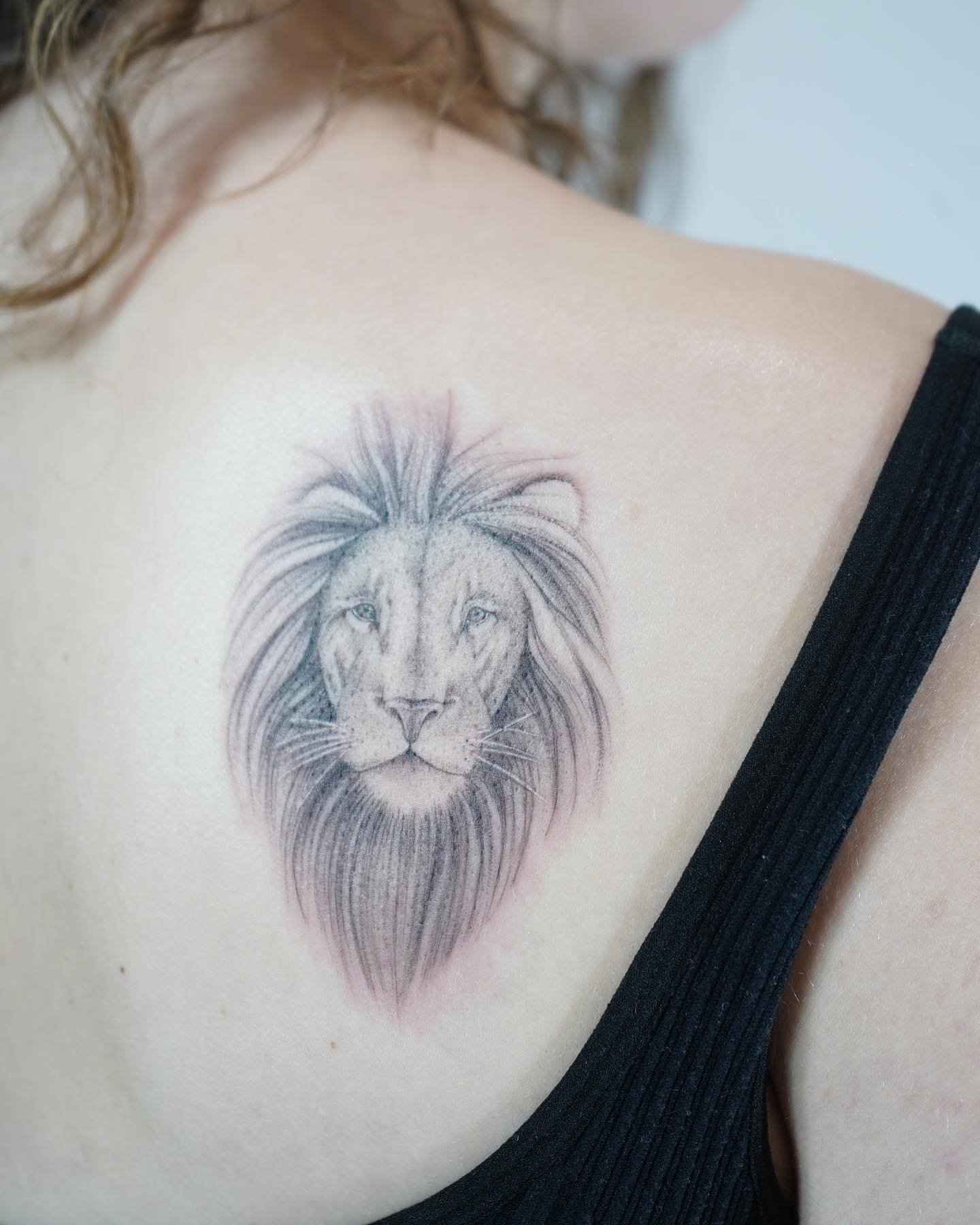 Tatuaje de diseño en hombro, línea fina Sinkply Madrid