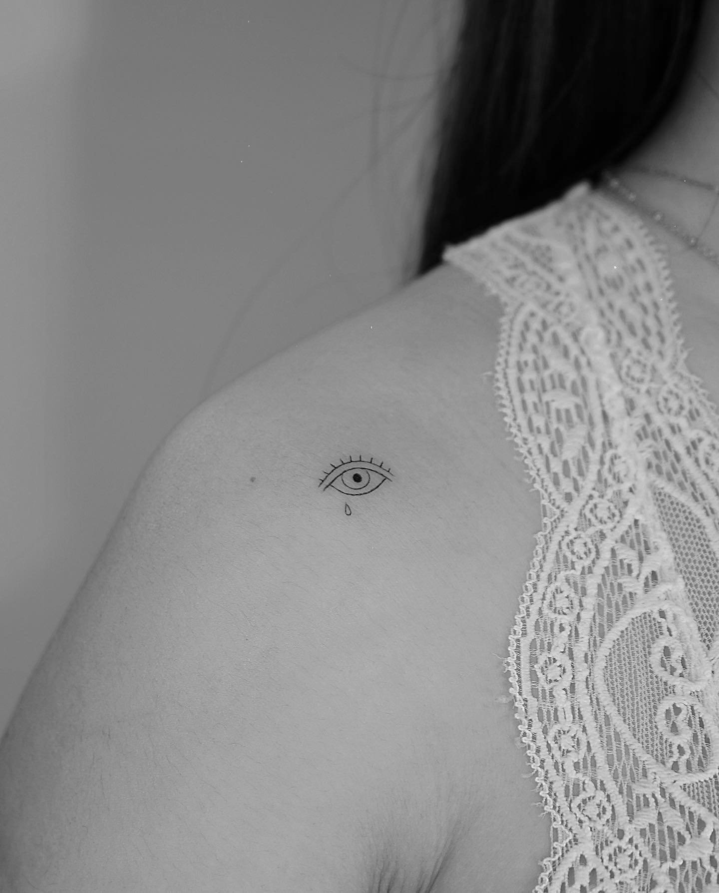 Tatuaje de diseño en hombro, línea fina Sinkply Madrid
