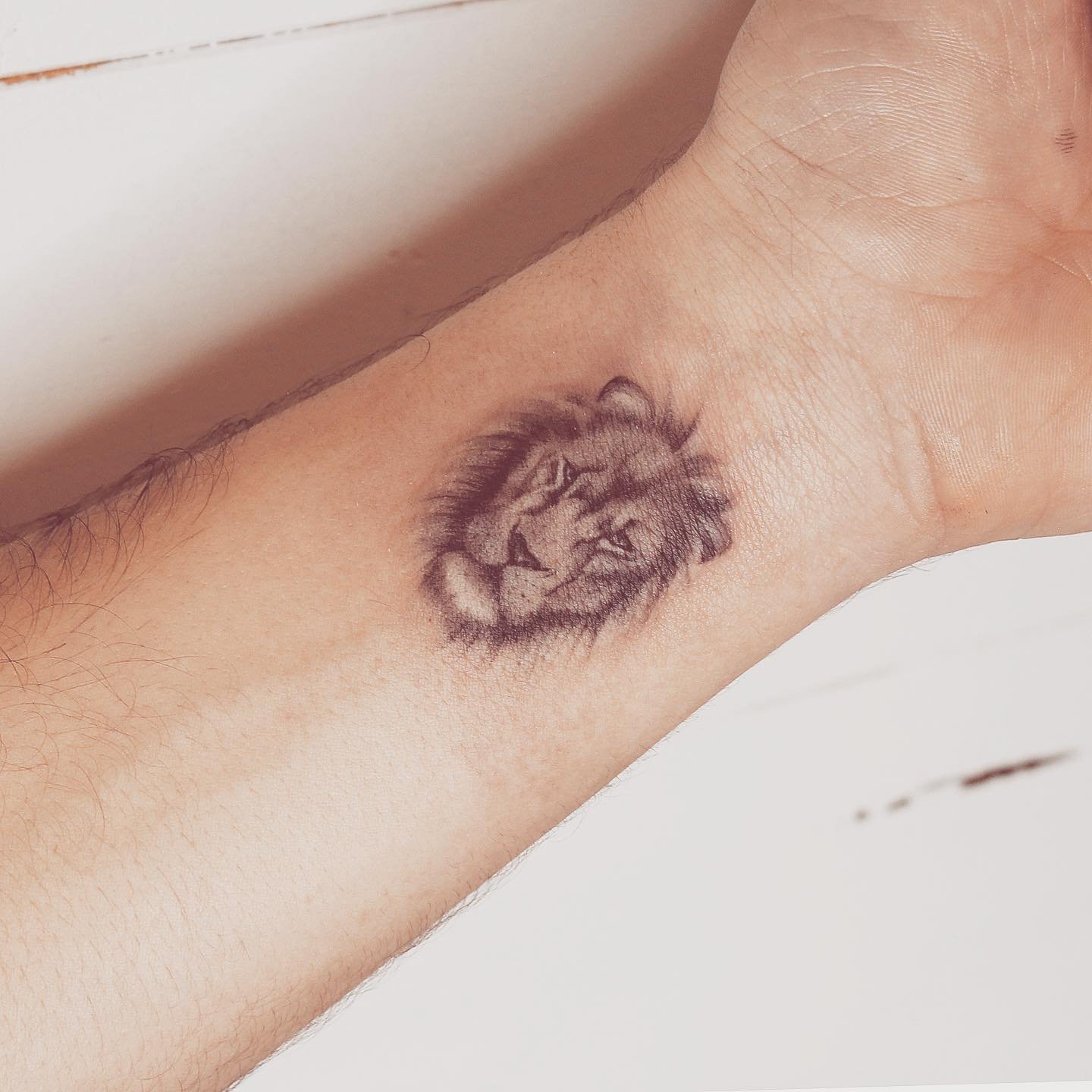 Tatuaje de diseño en mano, línea fina Sinkply Madrid