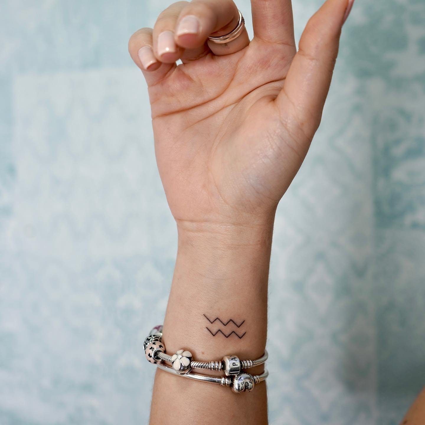 Tatuaje de diseño en muneca, línea fina Sinkply Madrid
