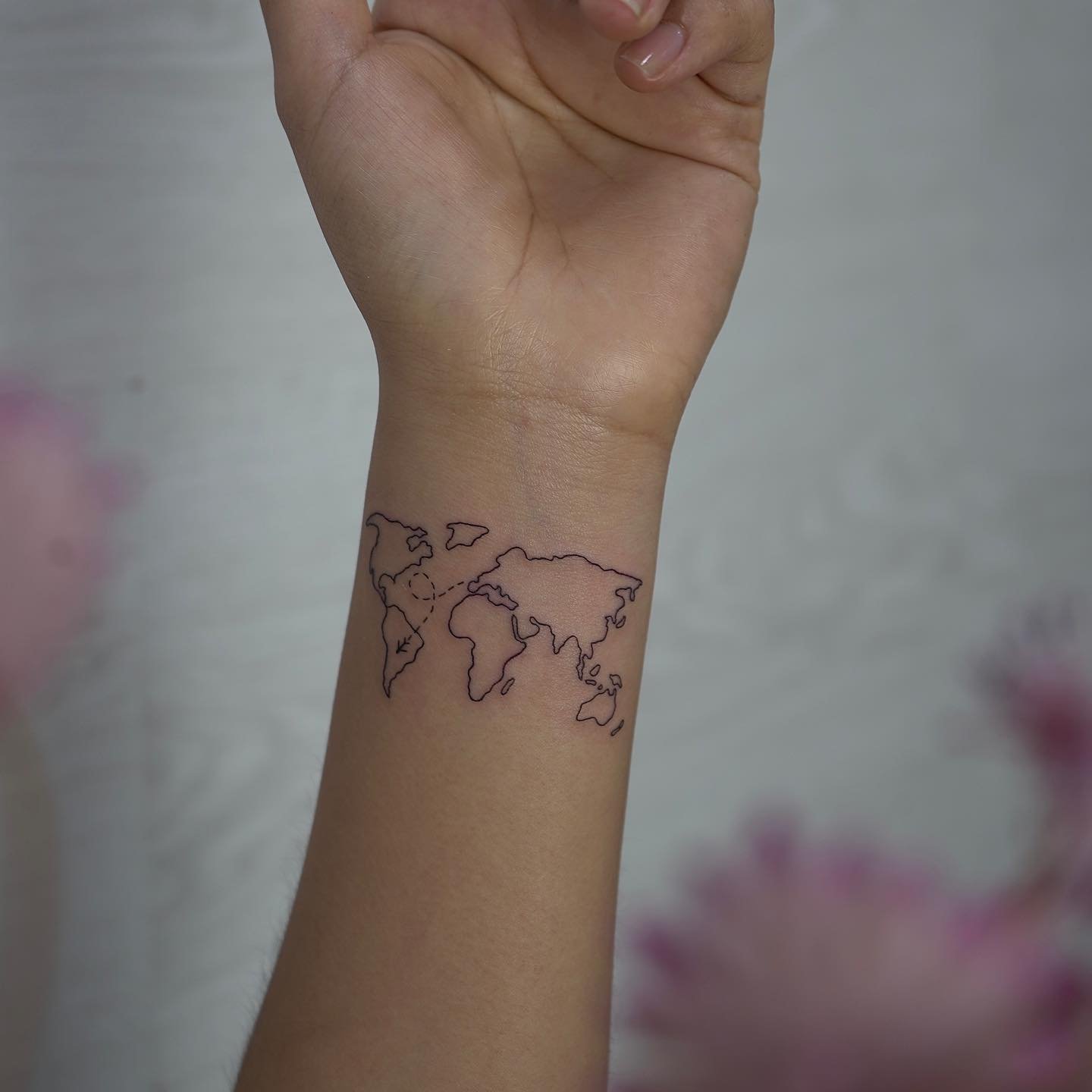 Tatuaje de diseño en muneca, línea fina Sinkply Madrid