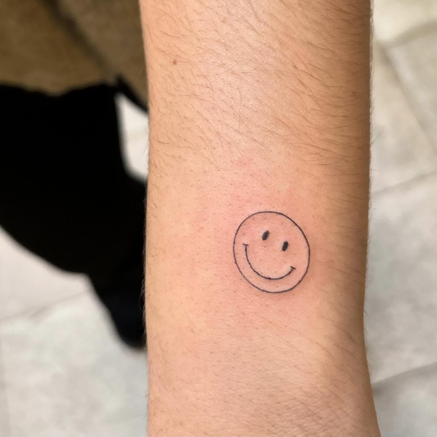 Tatuaje de diseño en muneca, línea fina Sinkply Madrid
