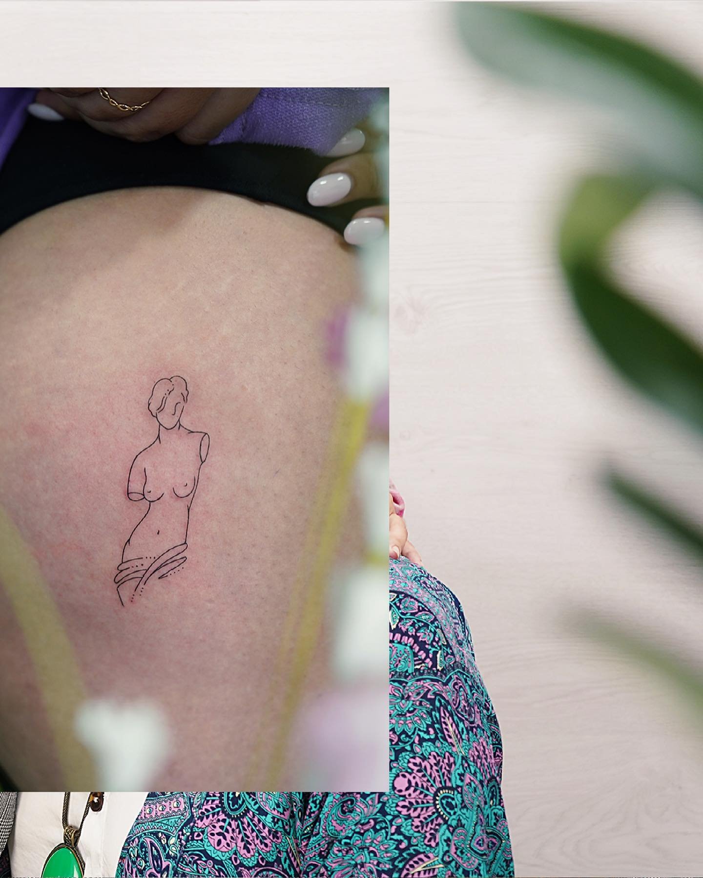 Tatuaje de diseño en muslo, línea fina Sinkply Madrid
