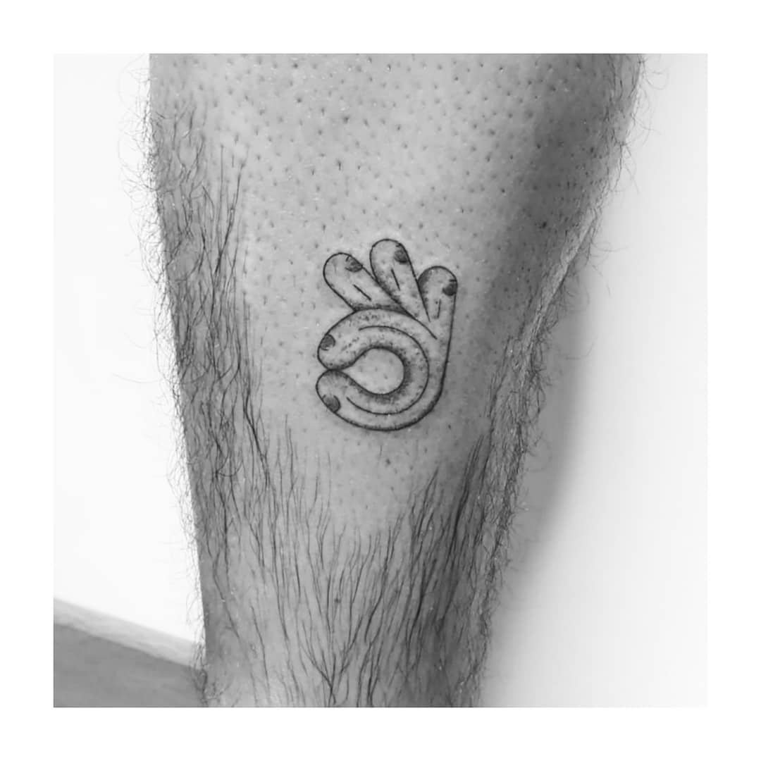 Tatuaje de diseño en muslo, línea fina Sinkply Madrid