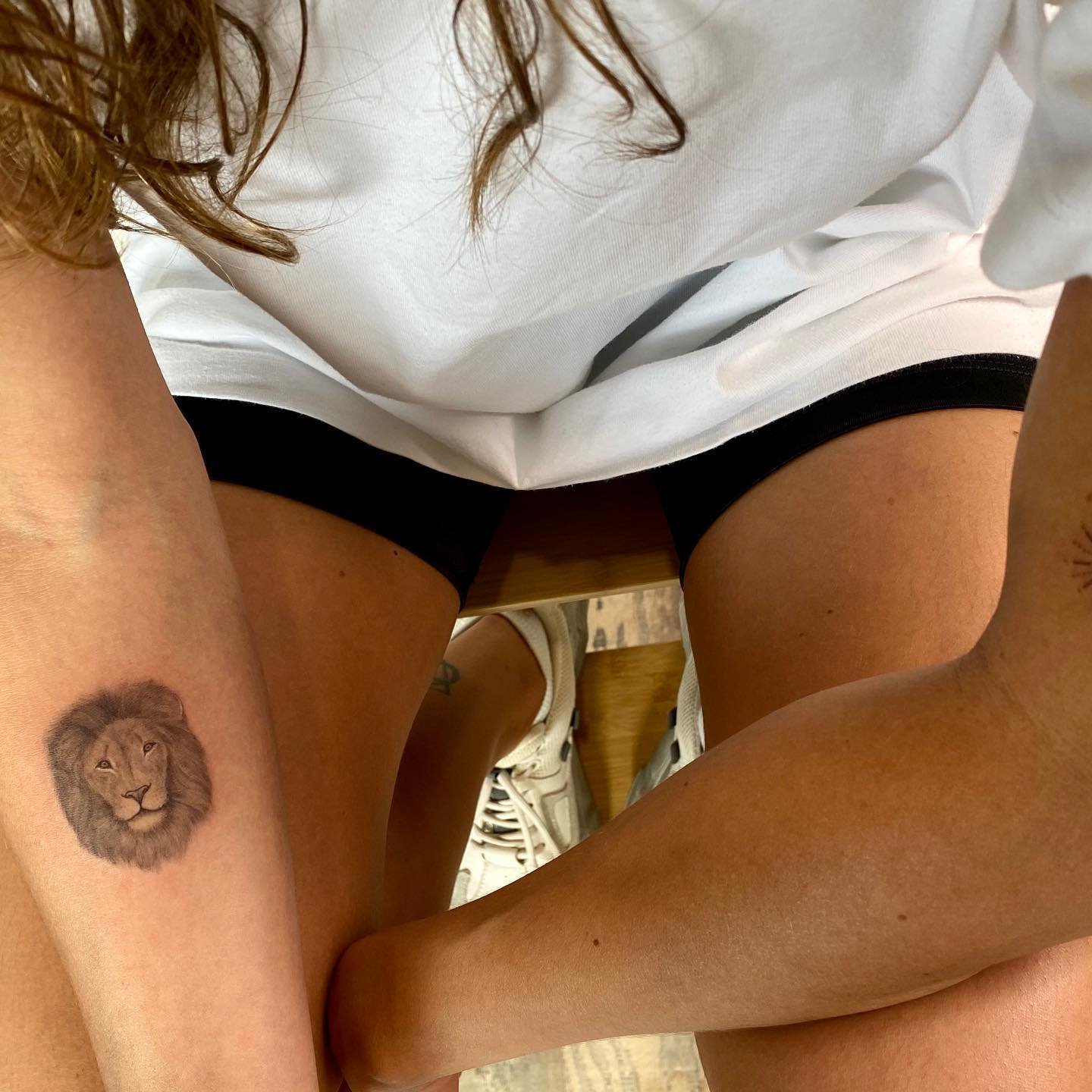 Tatuaje de diseño en muslo, línea fina Sinkply Madrid