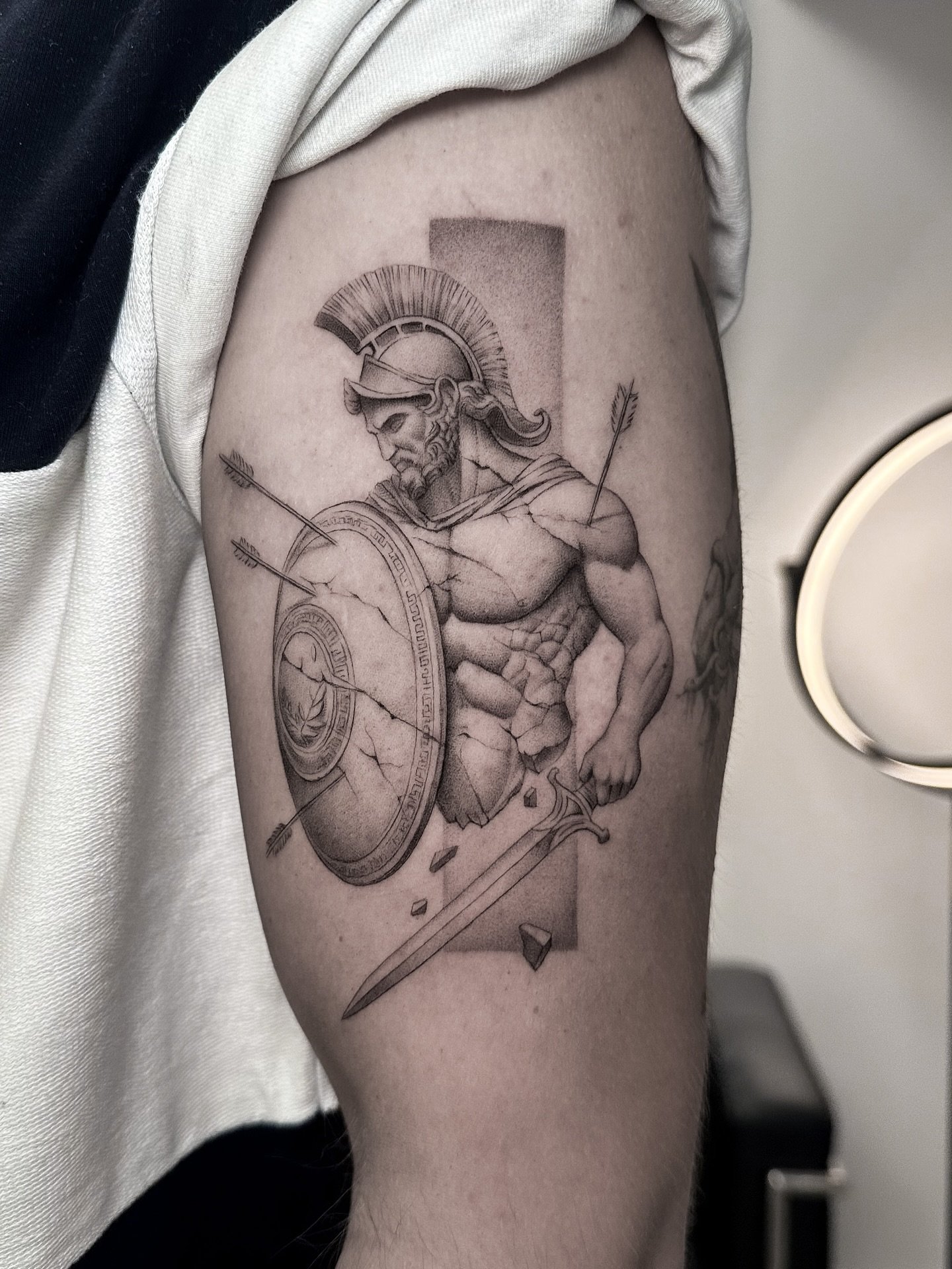 Tatuaje de diseño en muslo, línea fina Sinkply Madrid