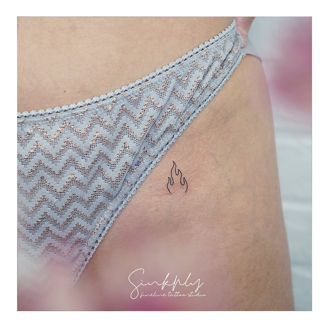 Tatuaje de diseño en muslo, línea fina Sinkply Madrid