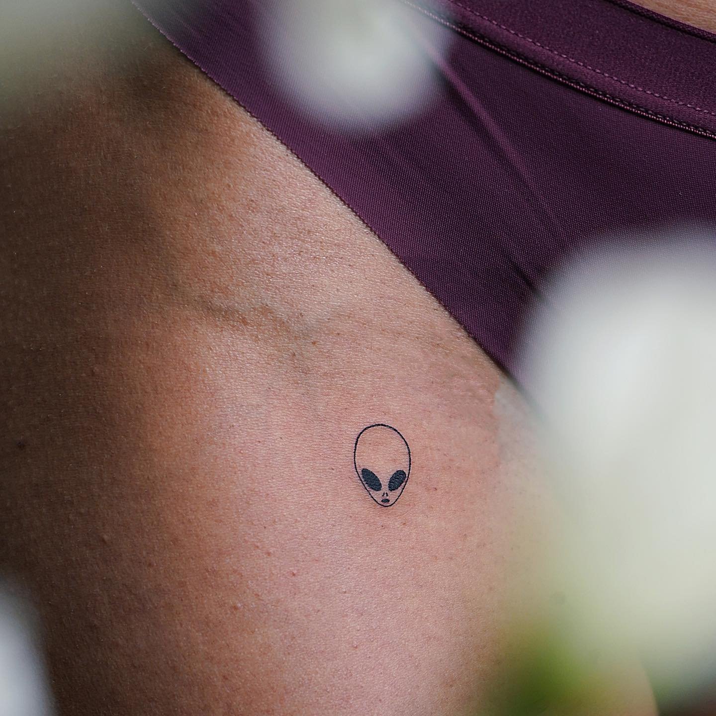 Tatuaje de diseño en muslo, línea fina Sinkply Madrid