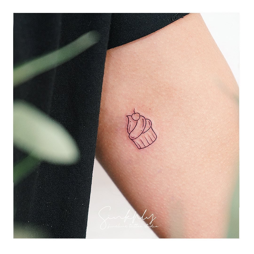 Tatuaje de diseño en muslo, línea fina Sinkply Madrid