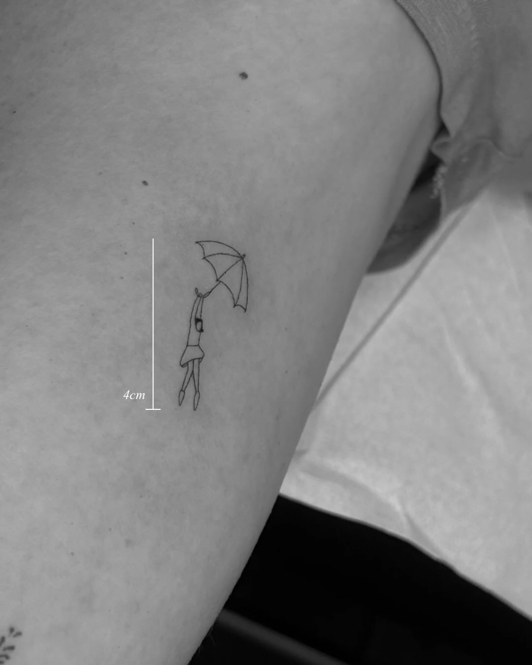 Tatuaje de diseño en muslo, línea fina Sinkply Madrid