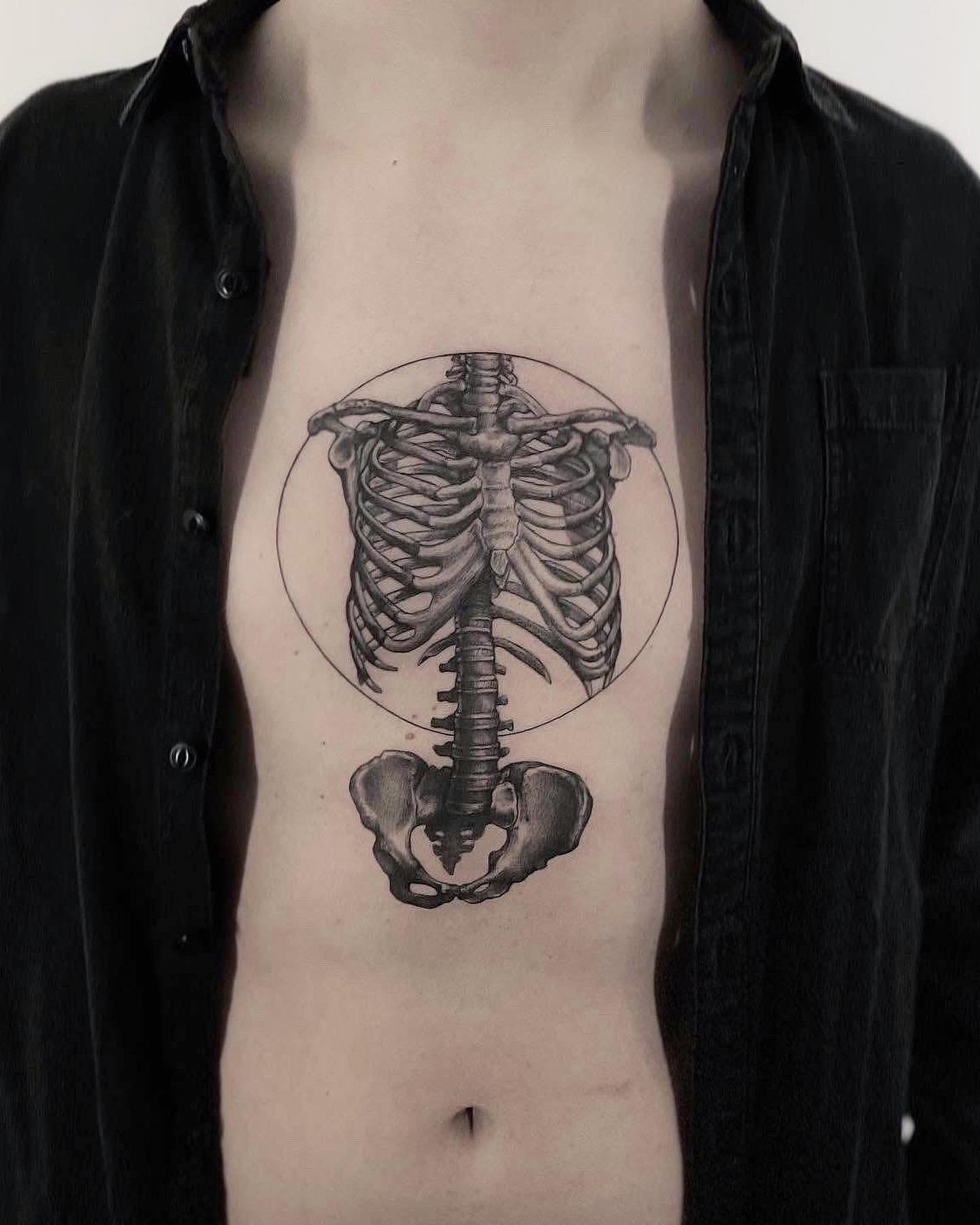 Tatuaje de diseño en pecho, línea fina Sinkply Madrid