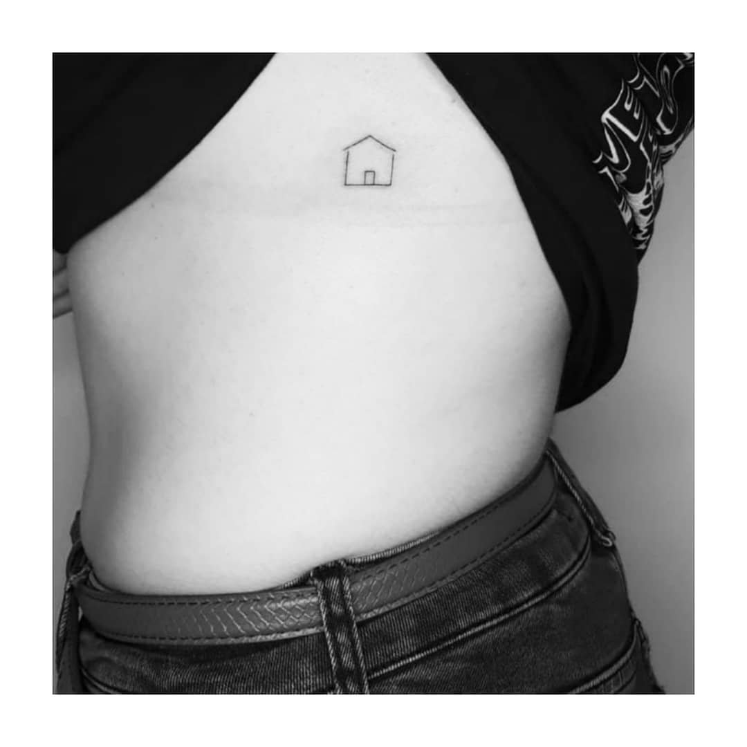 Tatuaje de diseño en pecho, línea fina Sinkply Madrid