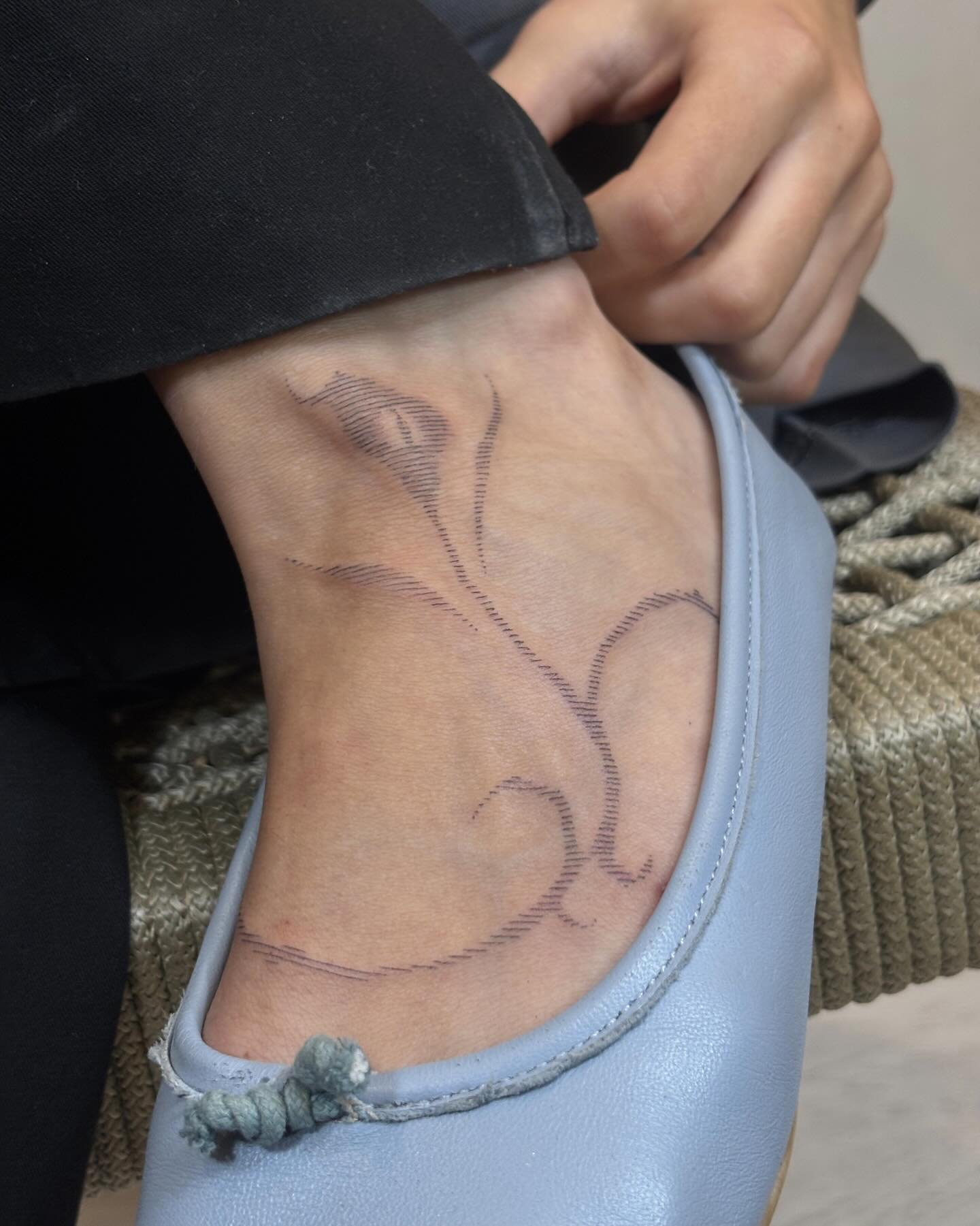 Tatuaje de diseño en pie, línea fina Sinkply Madrid