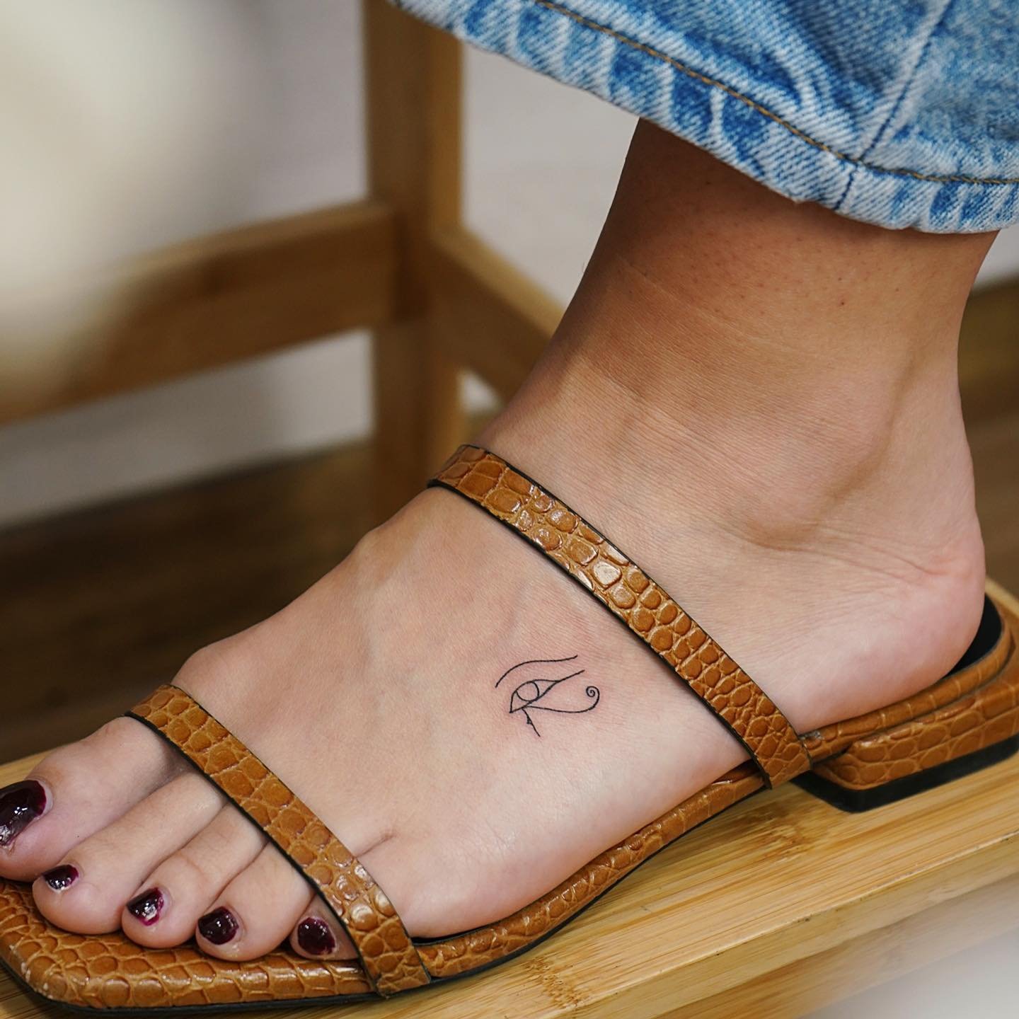 Tatuaje de diseño en pie, línea fina Sinkply Madrid