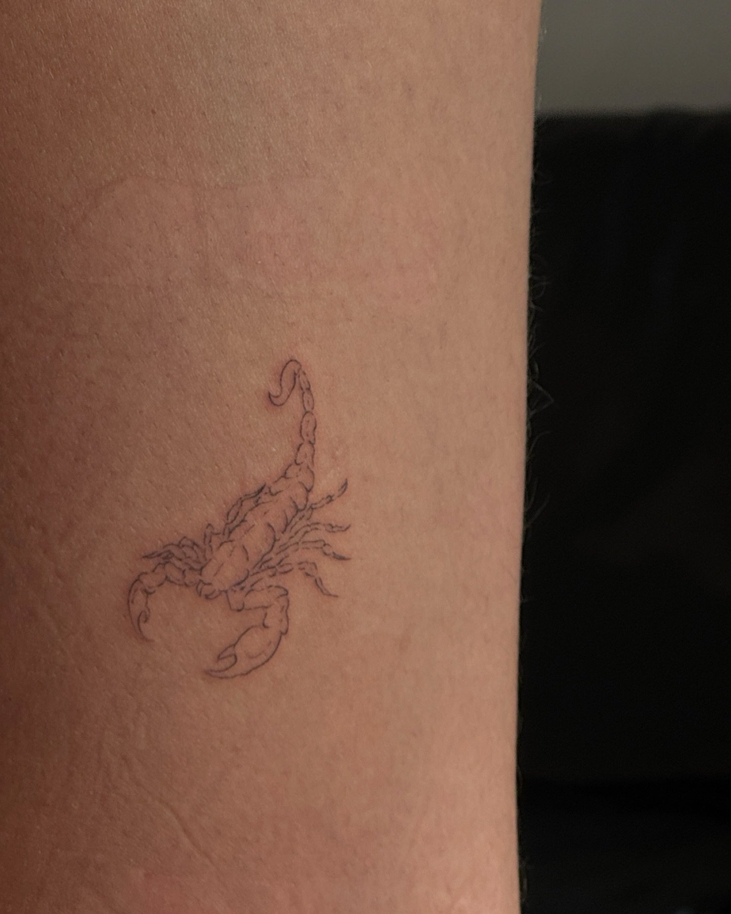 Tatuaje de diseño en pierna, línea fina Sinkply Madrid