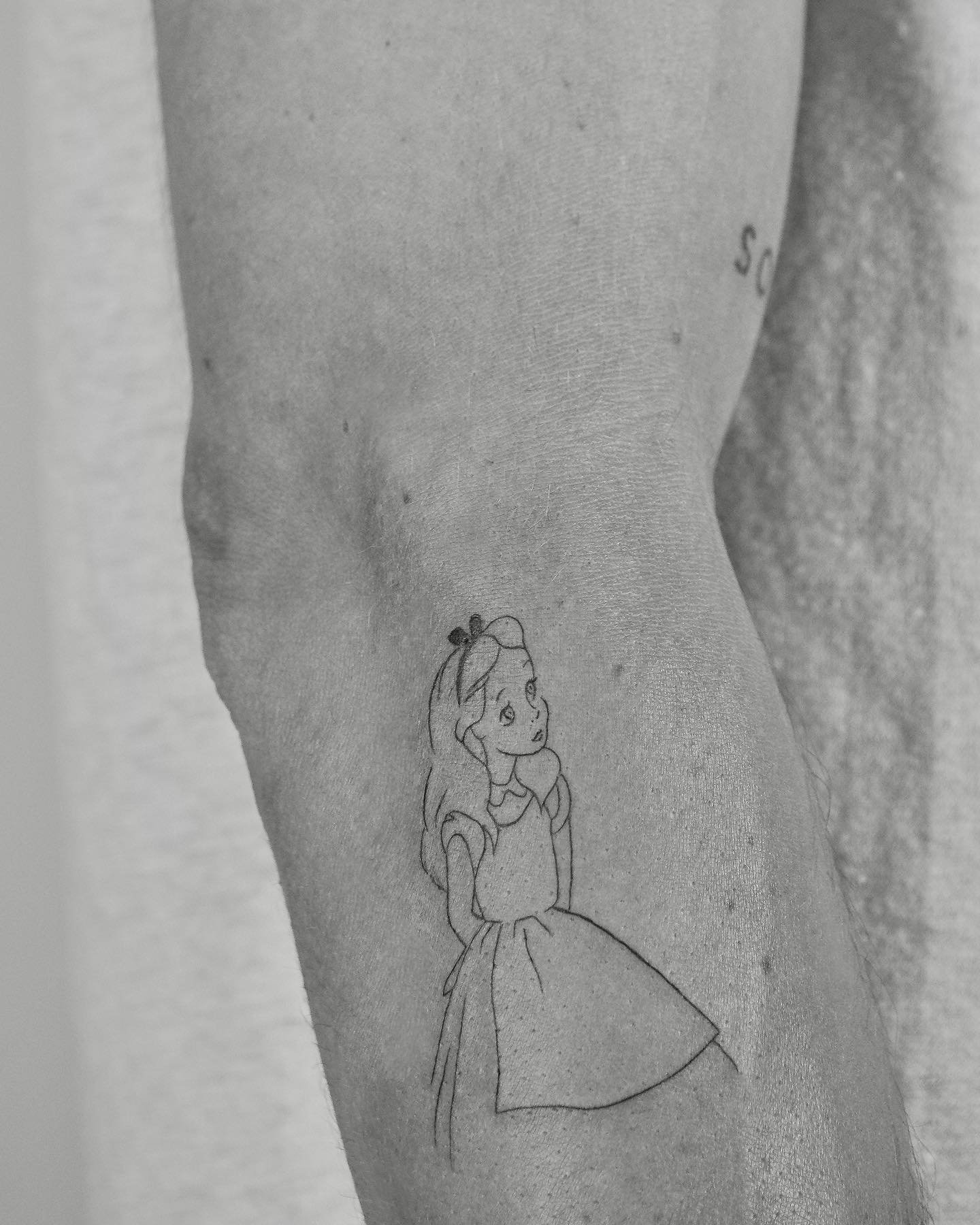 Tatuaje de diseño en pierna, línea fina Sinkply Madrid