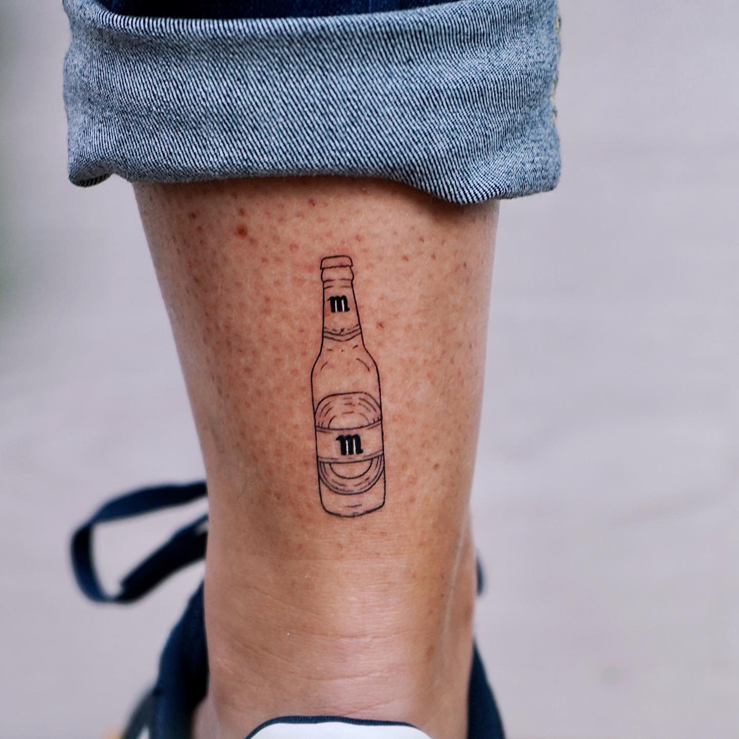Tatuaje de diseño en pierna, línea fina Sinkply Madrid