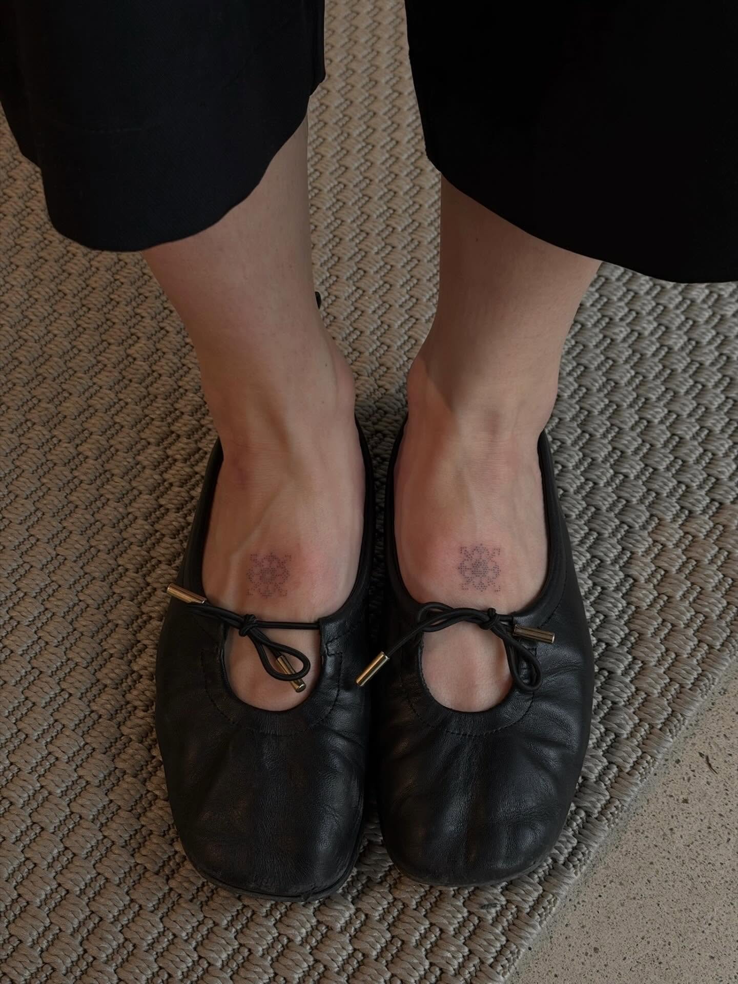 Tatuaje de diseño en tobillo, línea fina Sinkply Madrid