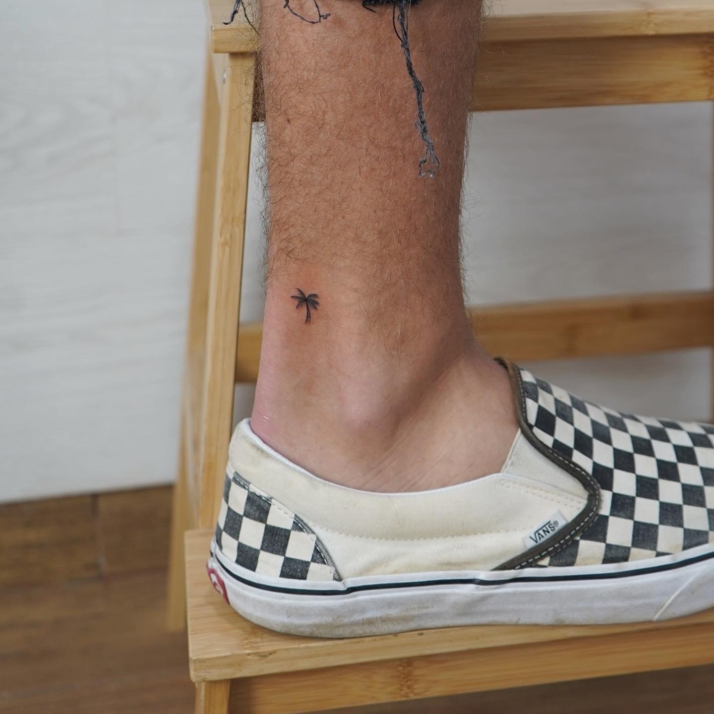 Tatuaje de diseño en tobillo, línea fina Sinkply Madrid
