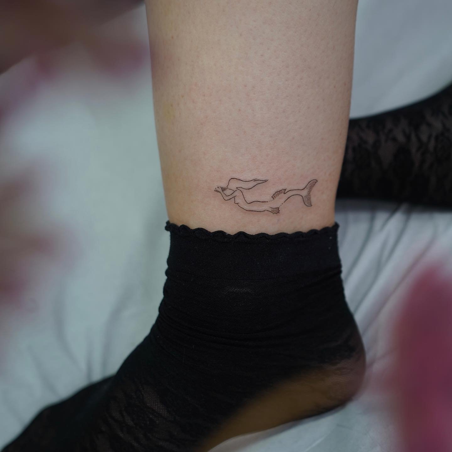 Tatuaje de diseño en tobillo, línea fina Sinkply Madrid
