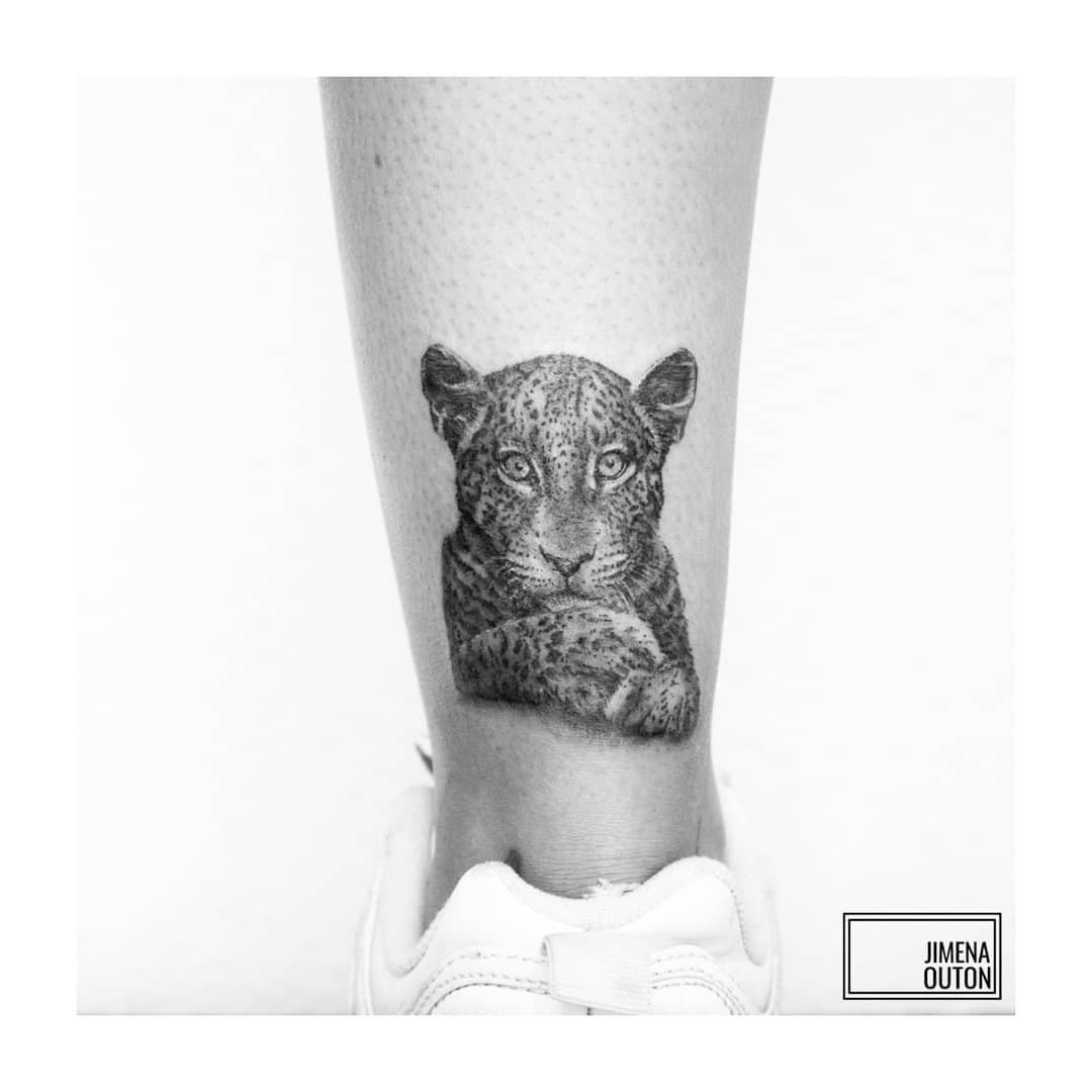 Tatuaje de diseño en tobillo, línea fina Sinkply Madrid